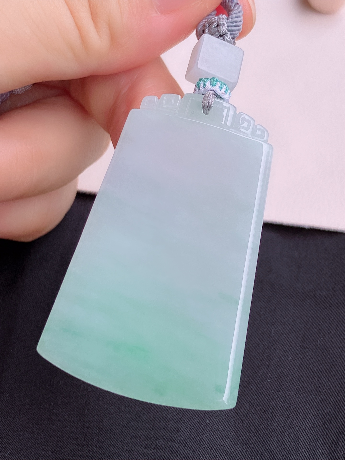 底色平安牌，细腻精致，尺寸50.8/33/5.3/自然光实拍