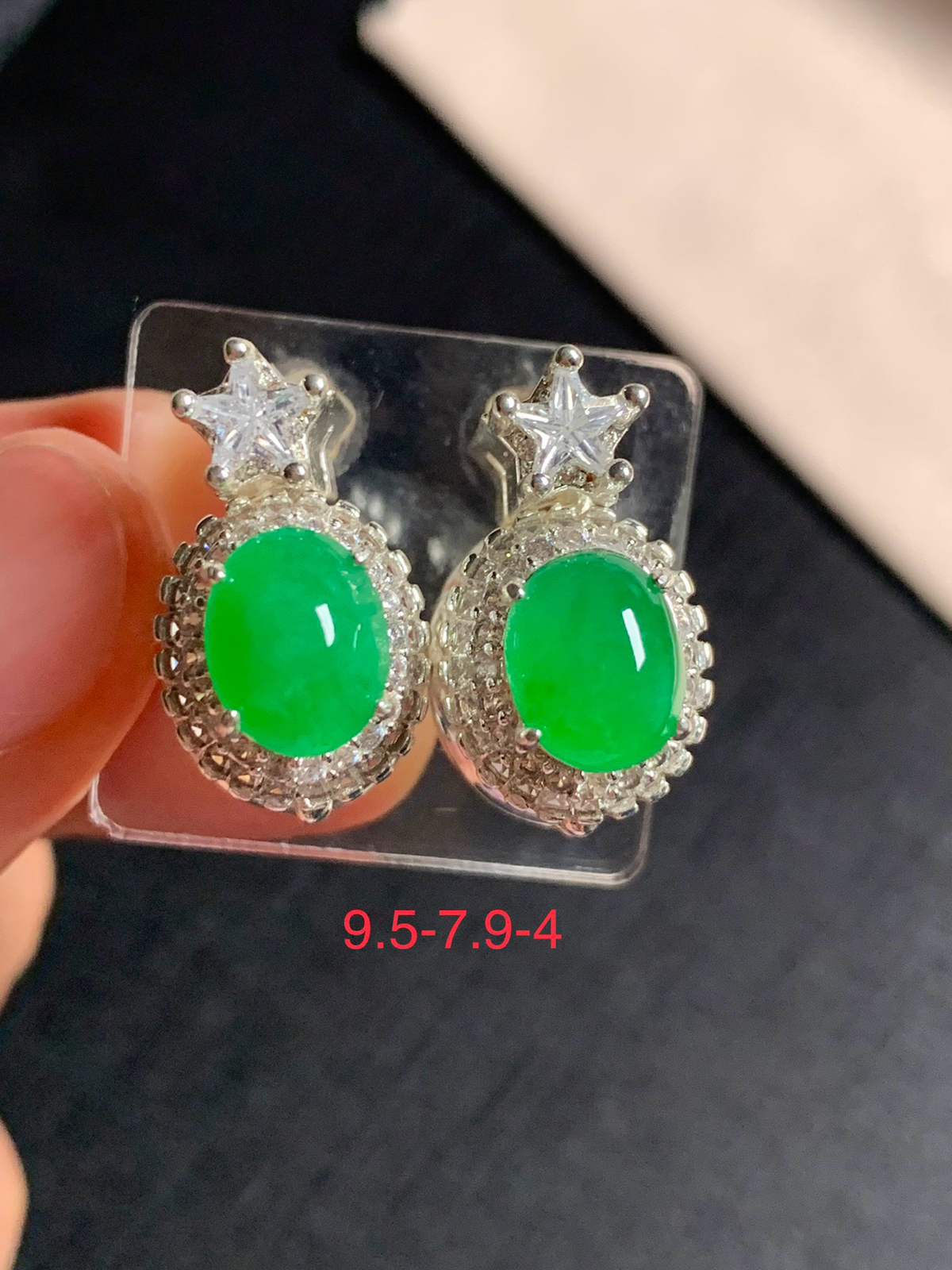 冰阳绿耳钉
无纹裂，种好色好品相好，颜色鲜艳明亮，质地细腻水灵饱满
