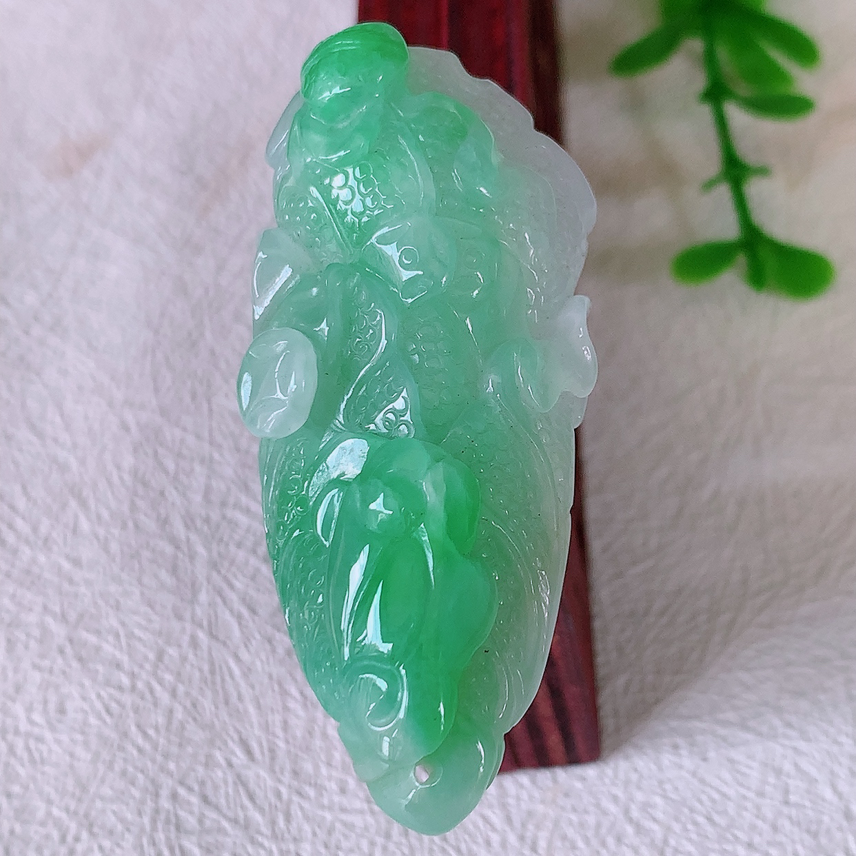 自然光实拍，冰润飘绿翡翠招百财白菜吊坠，百财聚来，财源滚滚，色泽鲜艳，精工水润的白菜， 性价比高！#