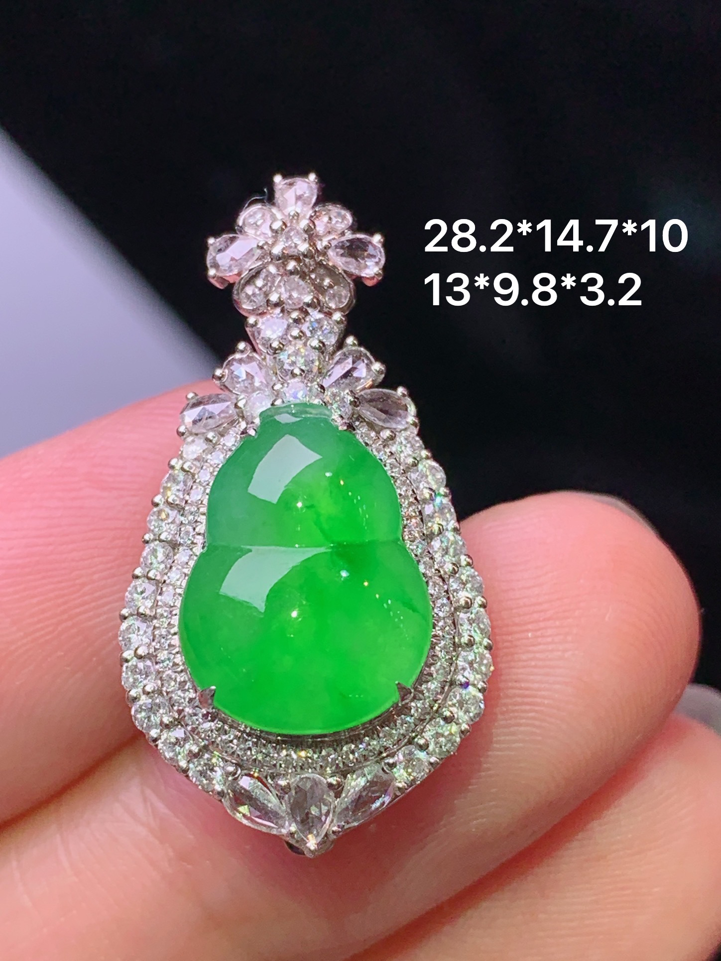 18k金钻镶嵌冰阳绿葫芦吊坠 玉质细腻 色泽艳丽清新 水润亮眼 整体尺寸28.2*14.7*10 h1