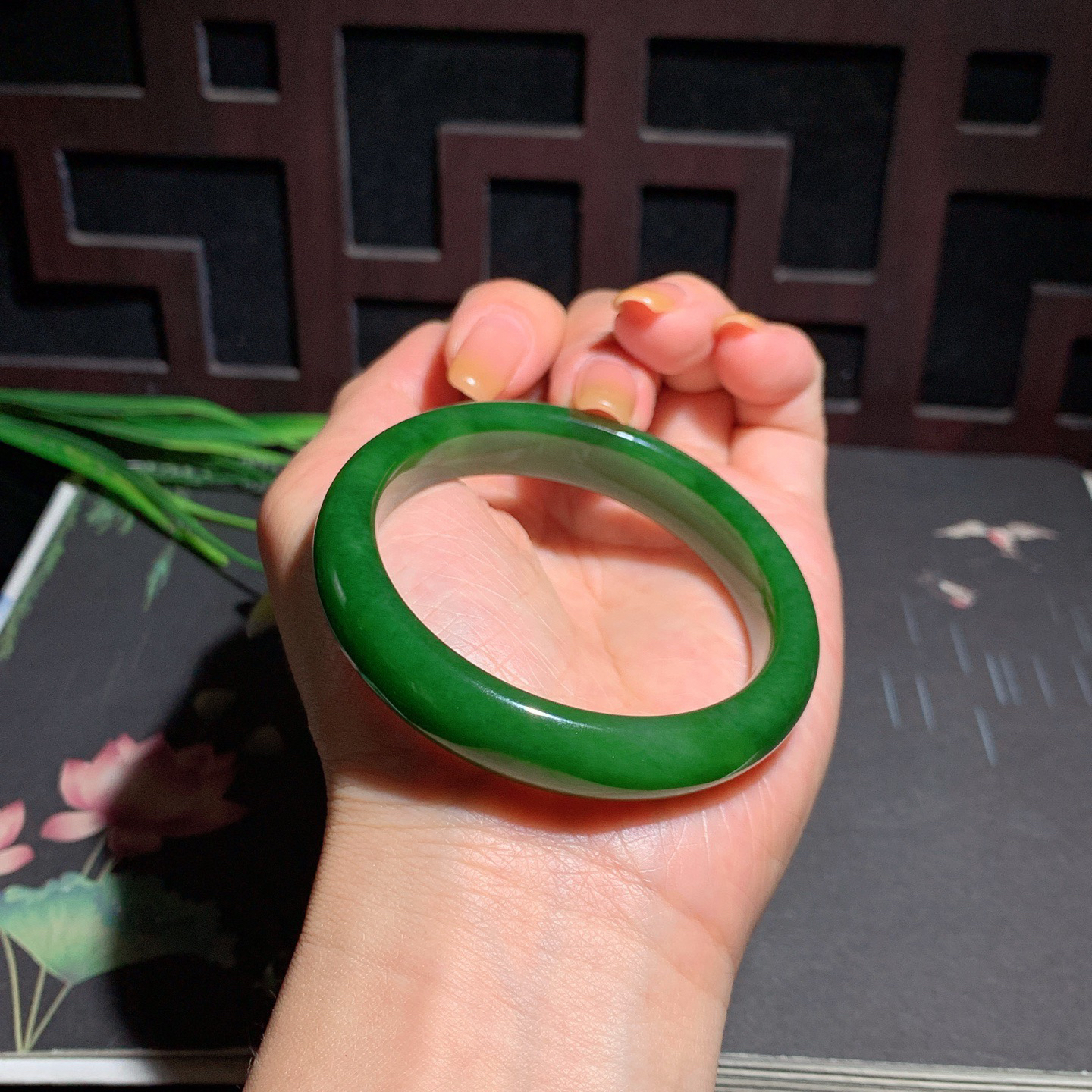 和田玉52圈口阳绿色碧玉手镯！玉质细腻油润 底色纯净 脂粉好，品质高。