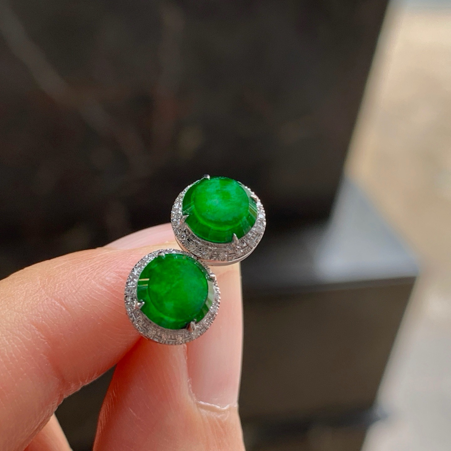 金钻镶嵌辣绿色耳钉^_^鲜艳