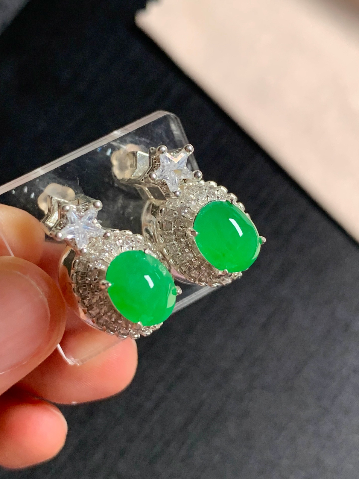 冰阳绿耳钉
无纹裂，种好色好品相好，颜色鲜艳明亮，质地细腻水灵饱满
