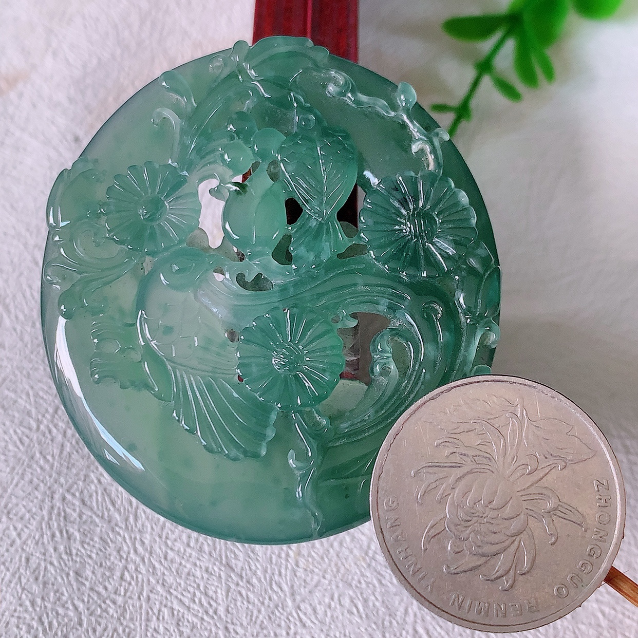 自然光实拍，翡翠喜上眉梢吊坠，时人之家，闻鹊声皆以为喜，故谓喜鹊报喜。”题材有喜上眉梢，双喜临门，花开富贵的美好意义。 性价比超值！#50尺寸55.5*49*6.6