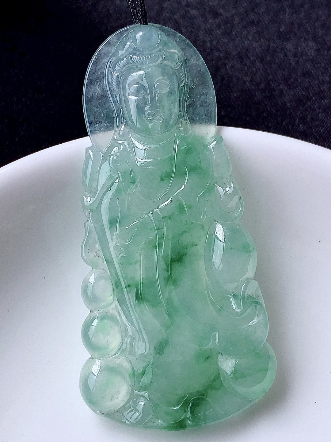 冰飘花观音挂件 品相端正，花色灵动，种老细腻水润，佩戴简单大方，57-27.4-4.6