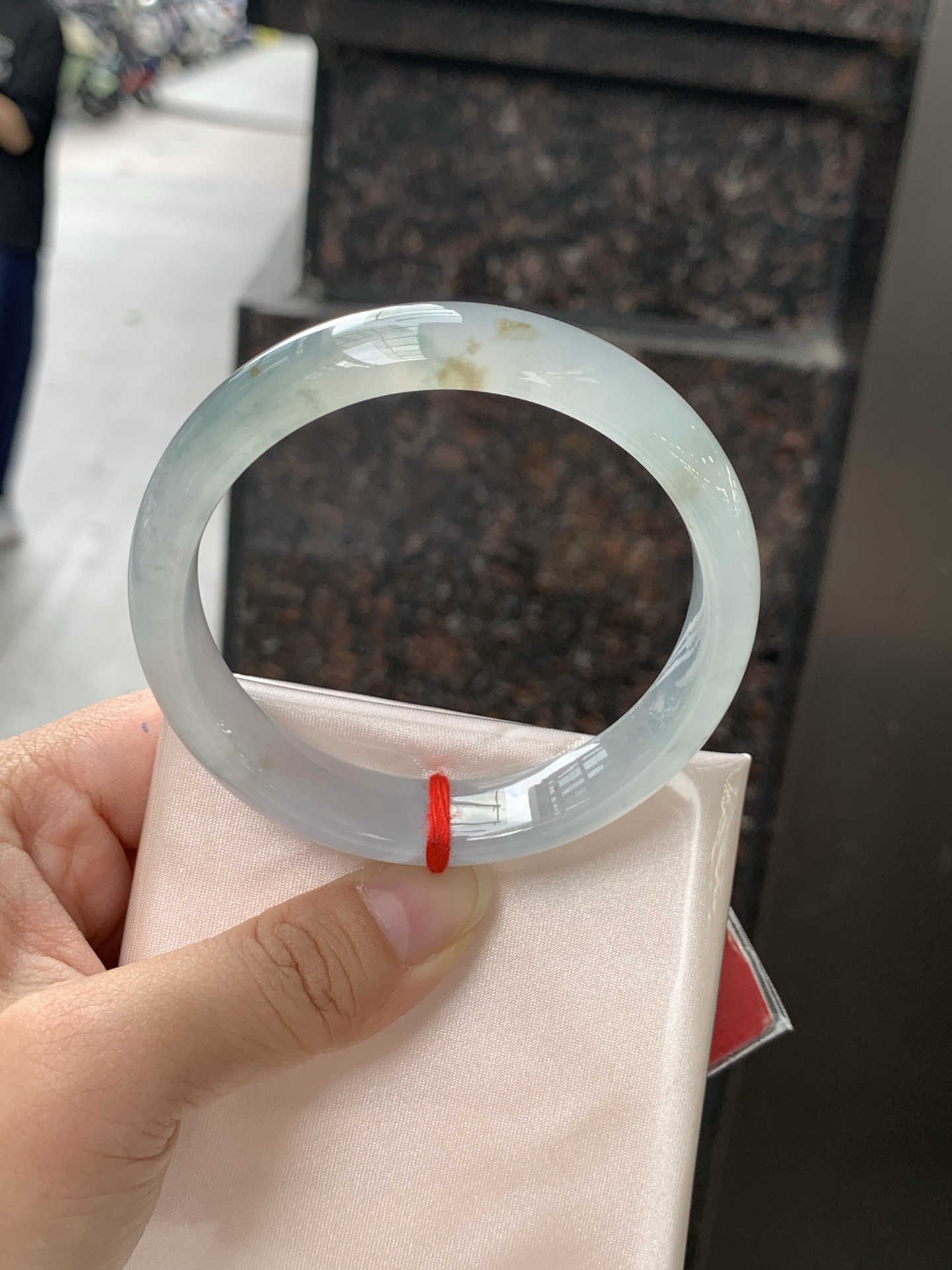 冰飘黄翡正圈 58.7-13.2-7.2 0530-4A119 底妆冰润细腻，一抹橄榄黄翡，仿佛晨曦初升的太阳，又似甜蜜的蜜糖，金灿灿的，十分惹眼