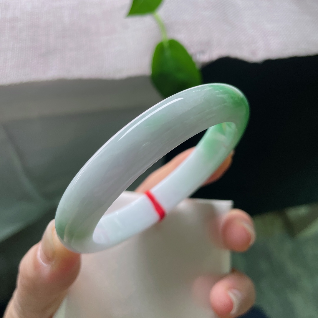 57.8/11.7/8.5飘绿正圈，水润细腻，一抹绿色，翠色伊人，皮纹，ss56210a