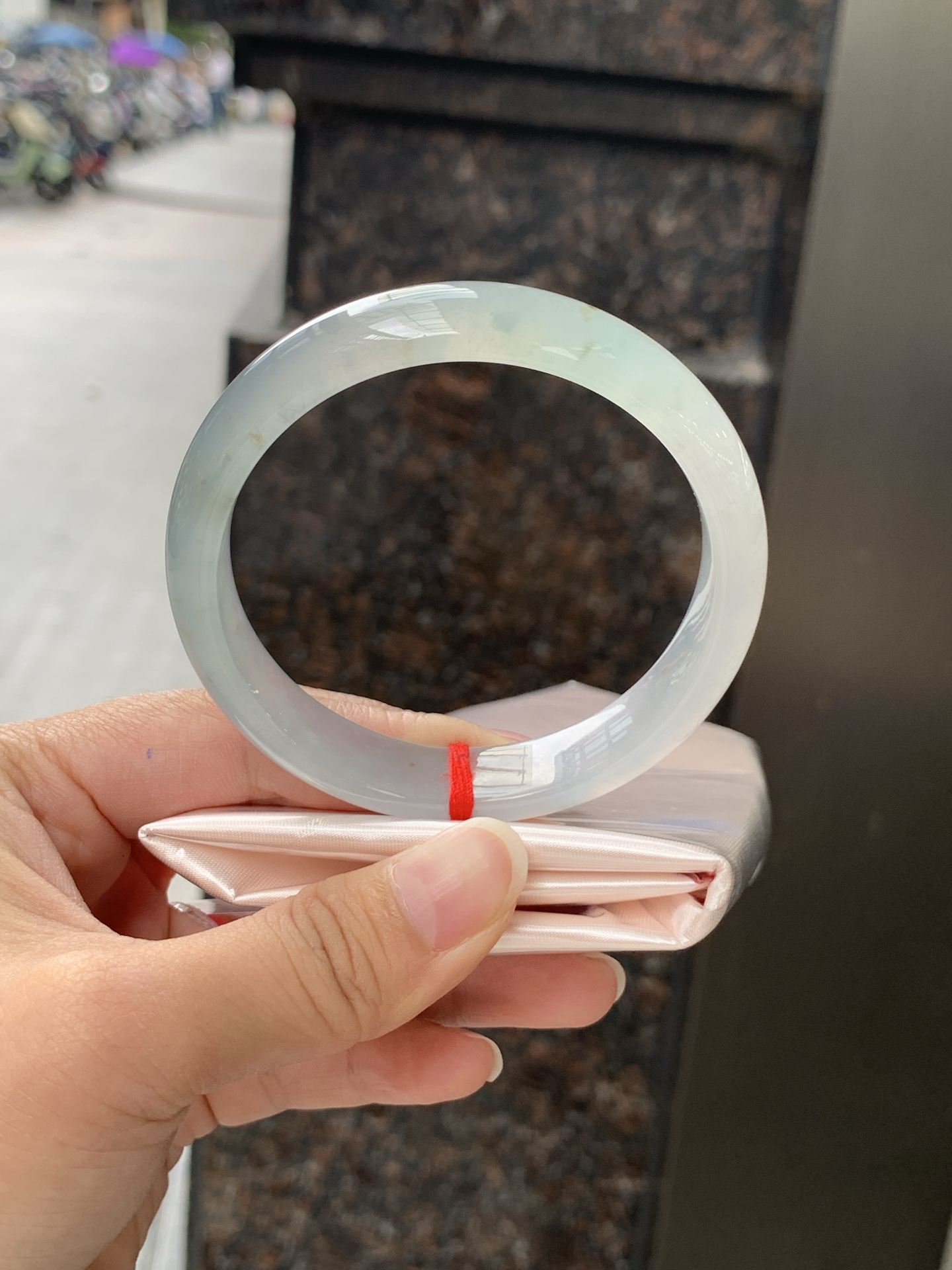 冰飘黄翡正圈 58.7-13.2-7.2 0530-4A119 底妆冰润细腻，一抹橄榄黄翡，仿佛晨曦