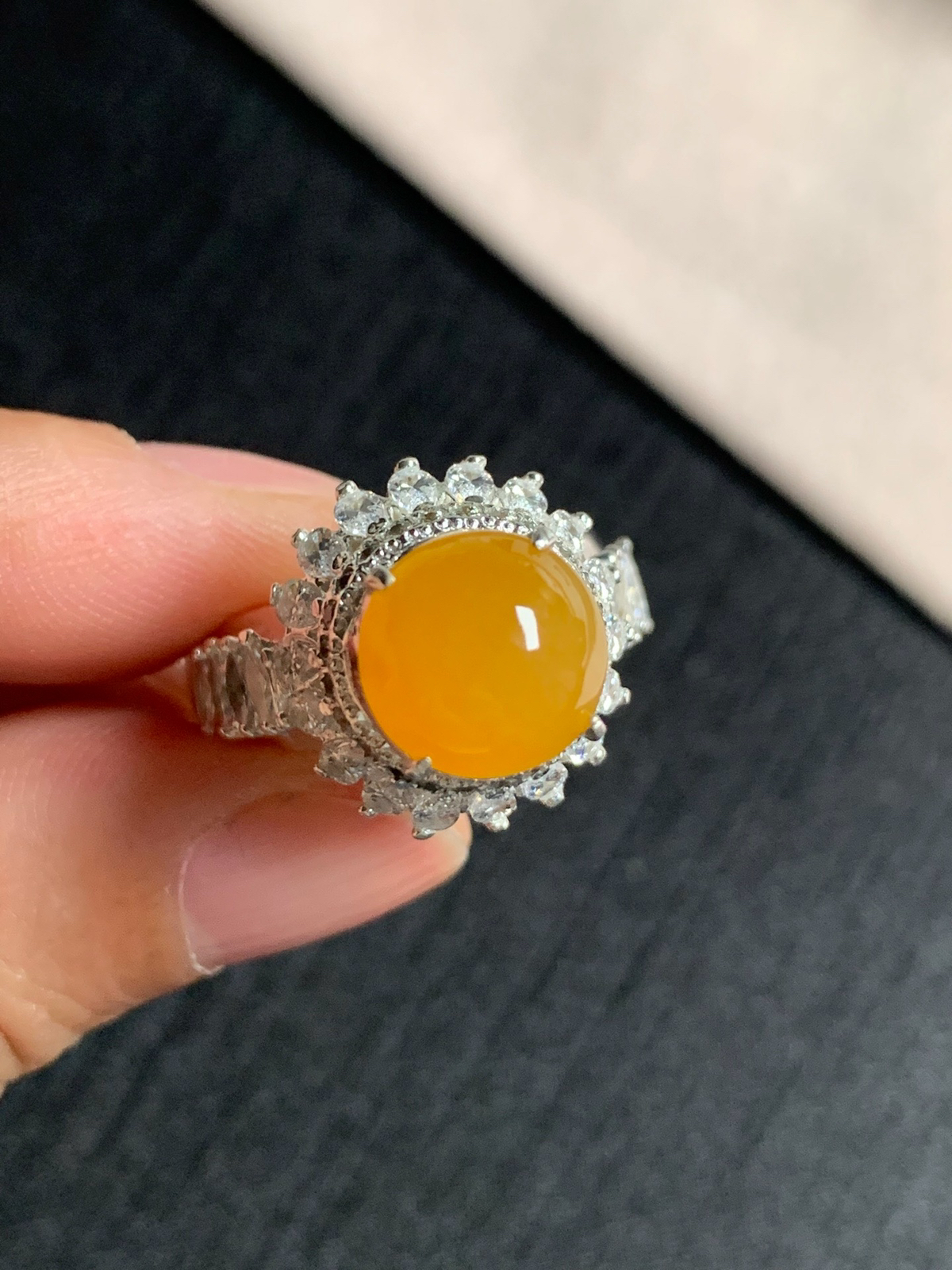 冰黄翡正圆馒头戒面
无纹裂，种好色美品相好，色泽艳丽纯正，老坑种质地细腻水灵饱满圆润