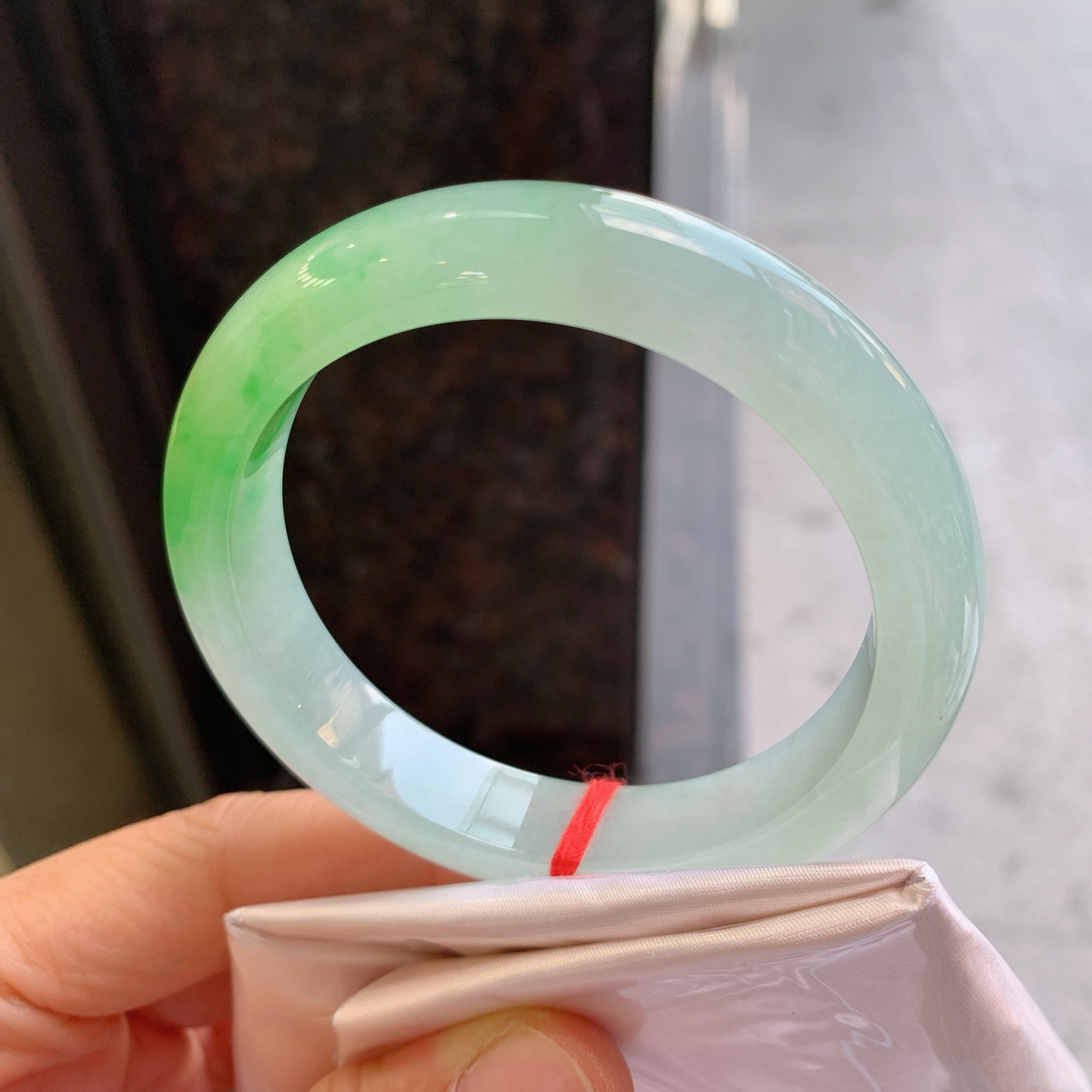 正圈冰黄翡飘绿 无裂 尺寸：55.6/11.5/8 特色料子