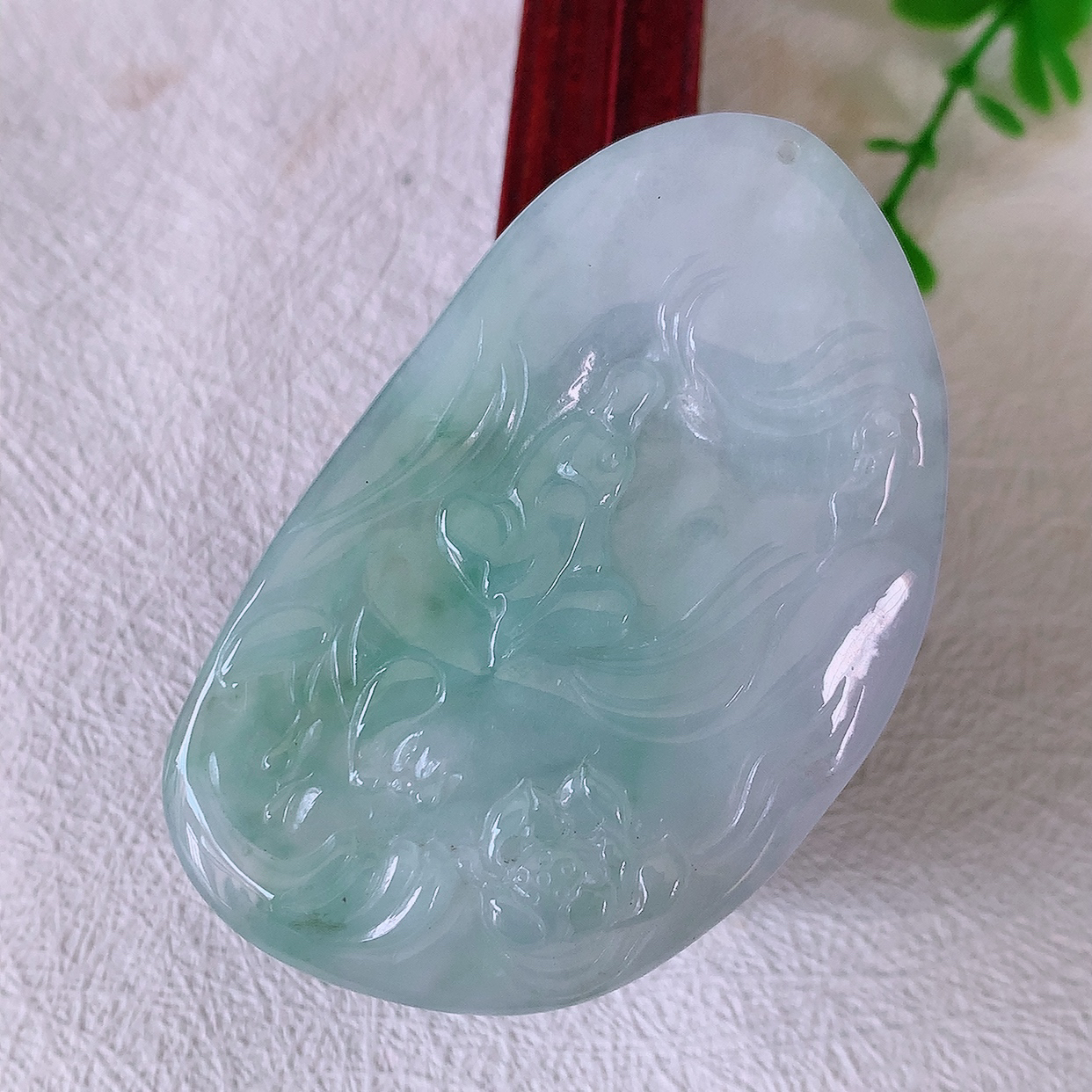 自然光实拍，冰润飘花翡翠悟道吊坠，悟道寓意“祥和，安宁，吉祥，幸福”，佩戴效果优雅迷人， 性价比超高！#50尺寸59.5*36.5*5.6