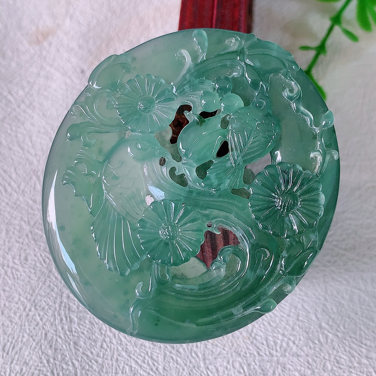 自然光实拍，翡翠喜上眉梢吊坠，时人之家，闻鹊声皆以为喜，故谓喜鹊报喜。”题材有喜上眉梢，双喜临门，花开富贵的美好意义。 性价比超值！#50尺寸55.5*49*6.6