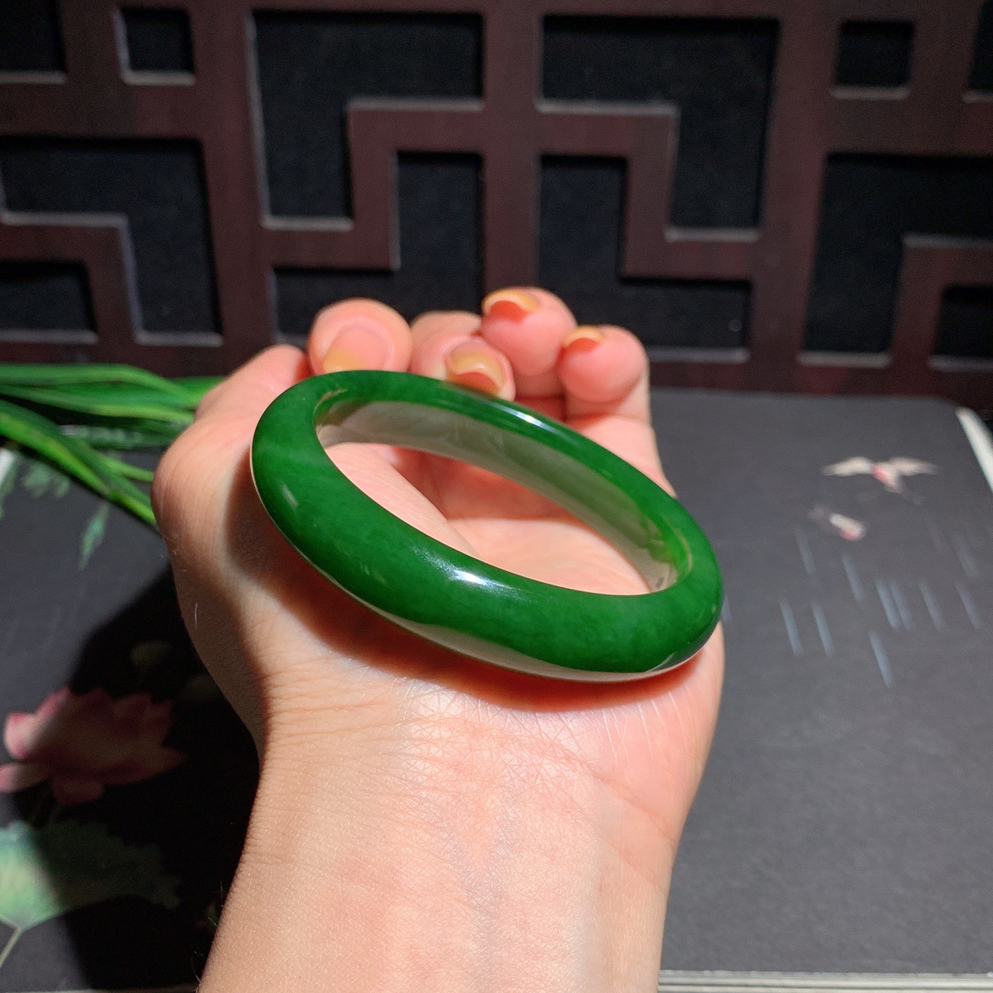 和田玉52圈口阳绿色碧玉手镯！玉质细腻油润 底色纯净 脂粉好，品质高。