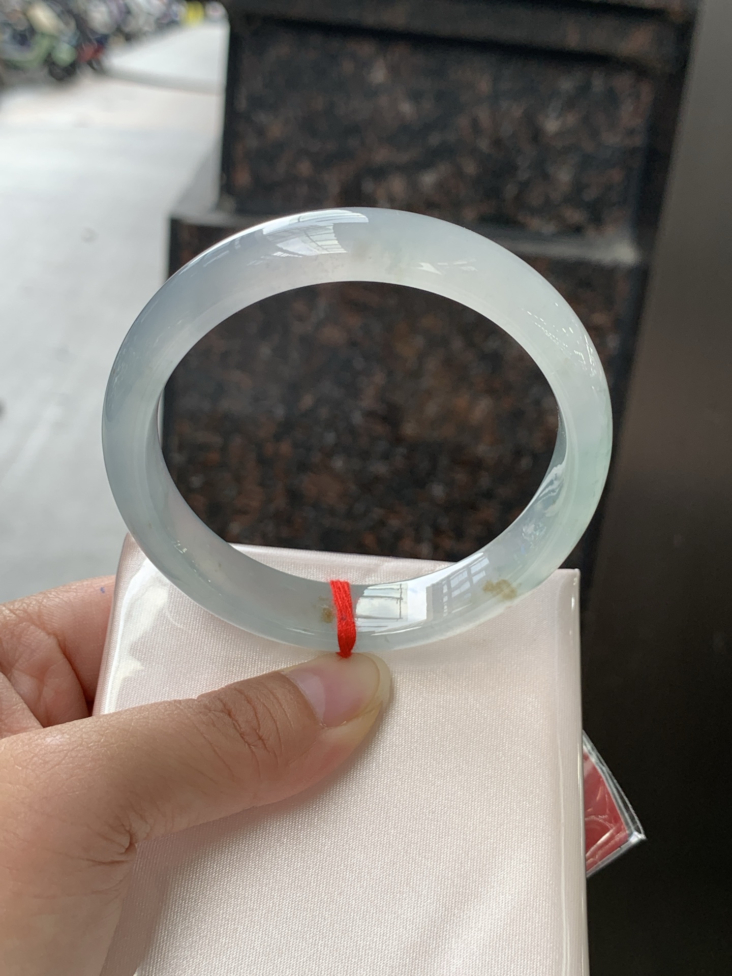 冰飘黄翡正圈 58.7-13.2-7.2 0530-4A119 底妆冰润细腻，一抹橄榄黄翡，仿佛晨曦初升的太阳，又似甜蜜的蜜糖，金灿灿的，十分惹眼
