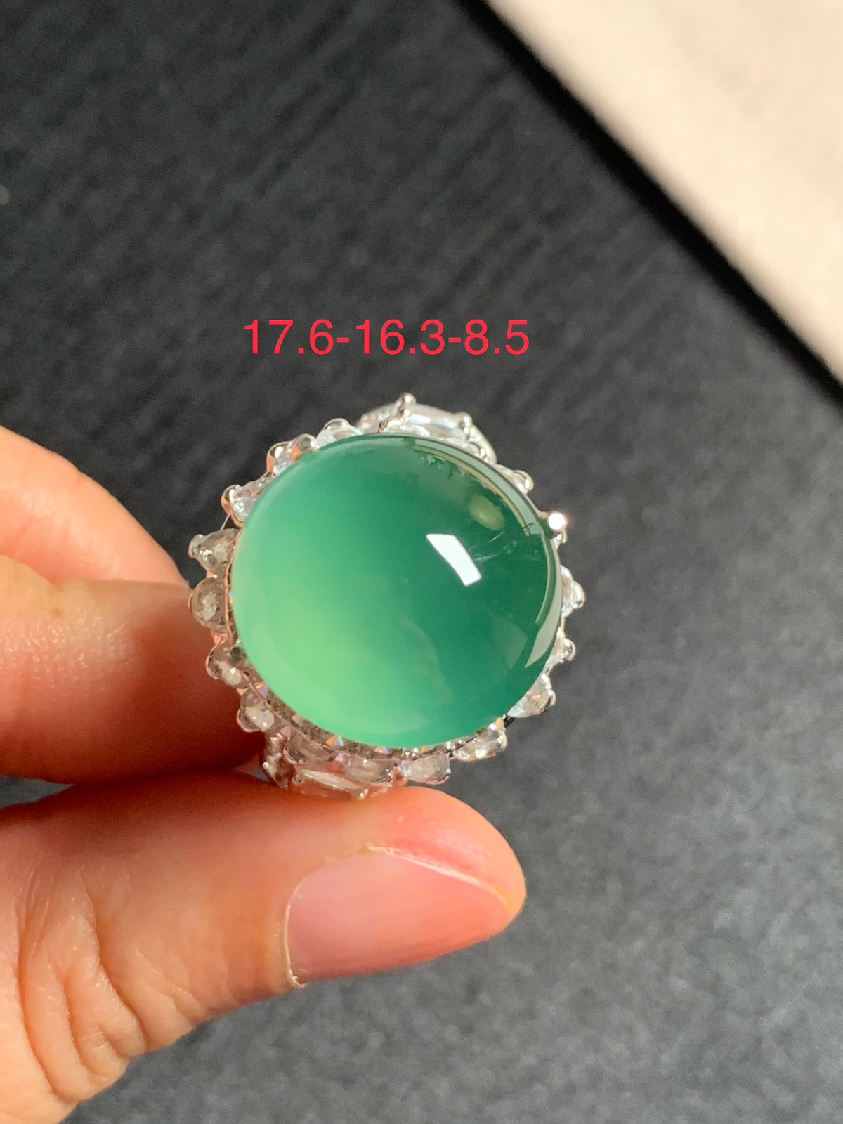 高冰晴绿鸽子蛋戒面
无纹裂，种好色美品相好，颜色鲜艳明亮，老坑种质地细腻冰透水灵饱满