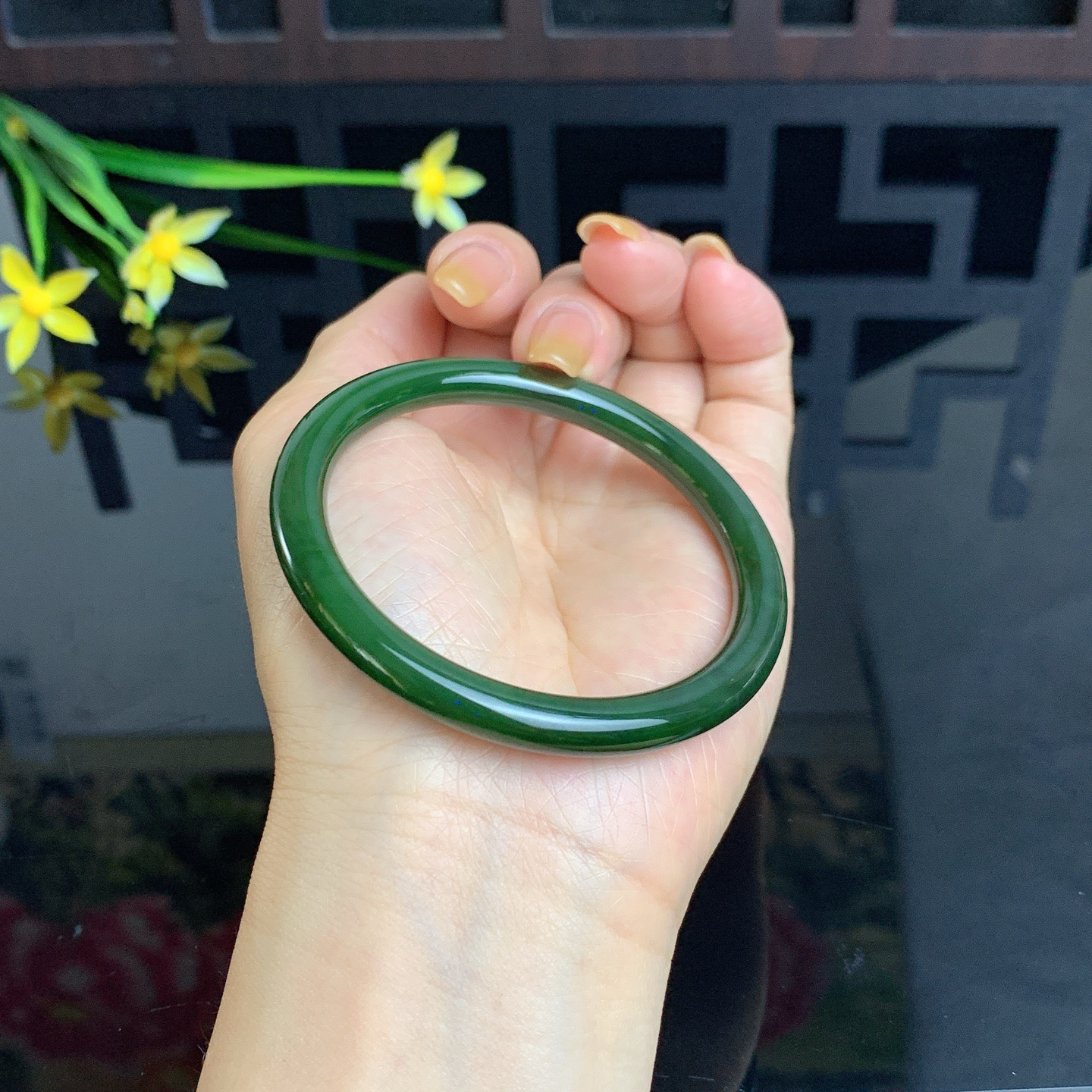 和田玉55.5圈口菠菜绿圆条碧玉手镯！圈口55.5宽7厚7.5玉质细腻油润 底色纯净 无裂无棉 脂粉好，品质高。