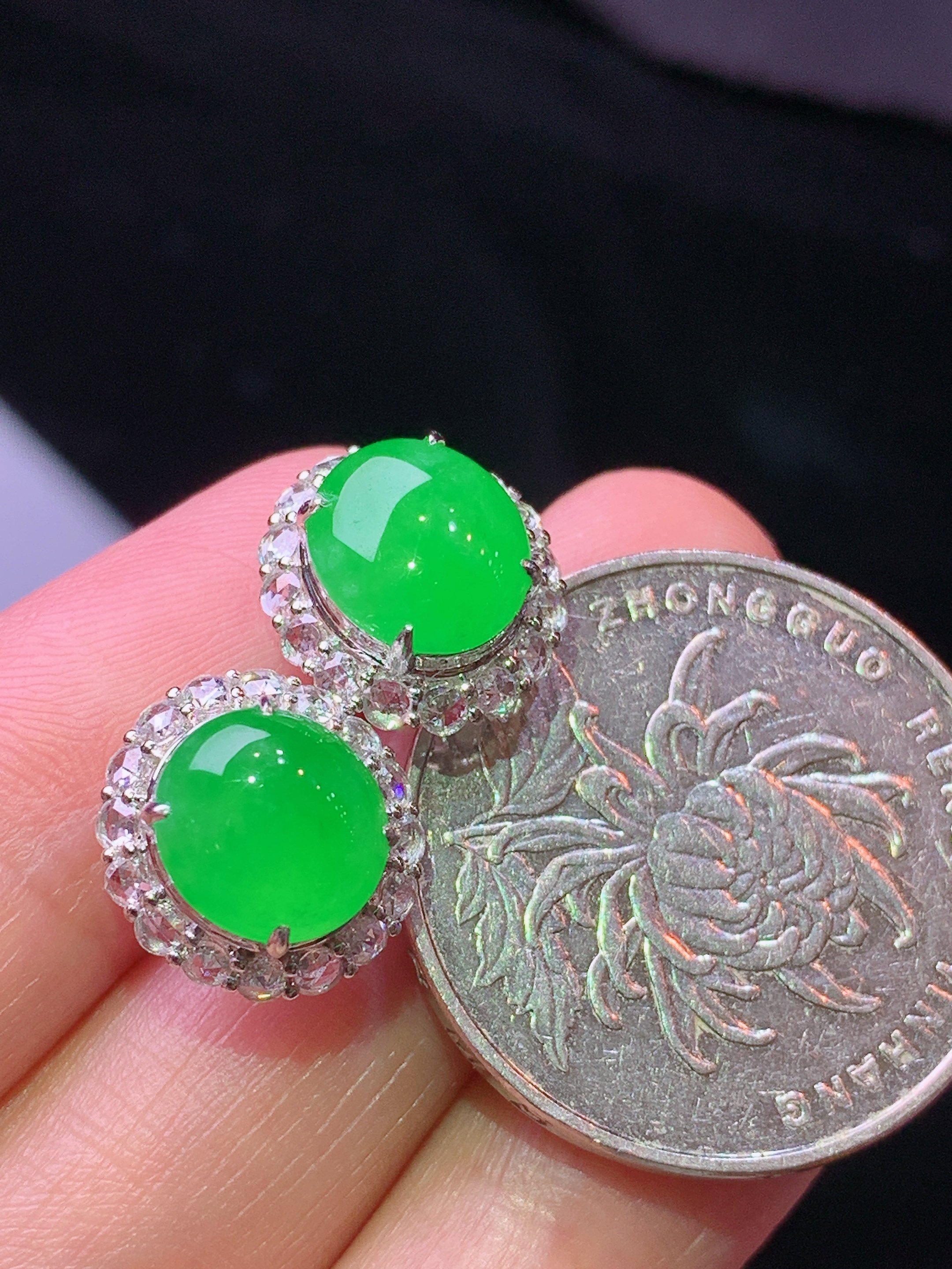 18k金钻镶嵌冰阳绿耳钉 玉质细腻 色泽艳丽清新 水润亮眼 整体尺寸12.5*11.6*8.6 f1
