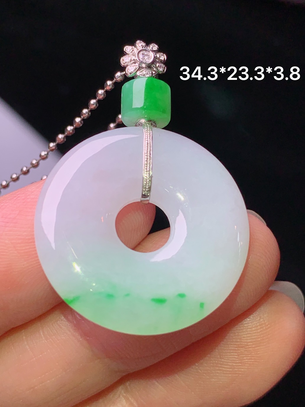 18k金钻镶嵌飘绿平安环吊坠 玉质细腻 色泽艳丽清新 水润亮眼 整体尺寸34.3*23.3*3.8 L7