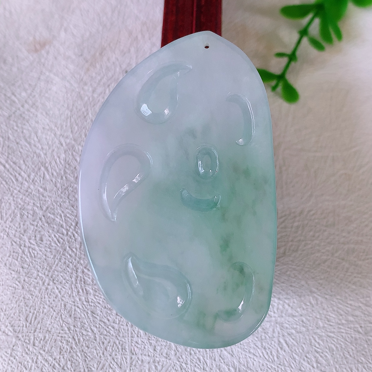 自然光实拍，冰润飘花翡翠悟道吊坠，悟道寓意“祥和，安宁，吉祥，幸福”，佩戴效果优雅迷人， 性价比超高！#50尺寸59.5*36.5*5.6