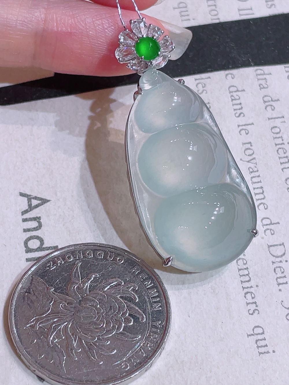 ️高冰玻璃种大福豆吊坠 无裂 18k金镶嵌 种水 全景天窗 重金镶嵌 南非钻镶 厚装饱满 福气满满 连中三元 荧光四射 刚性十足 高端大气 性比高 整体42.6-18.5-10.2裸石33.6-18.5