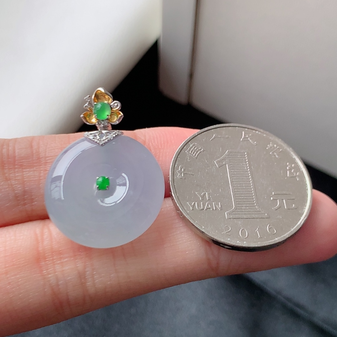 冰紫平安扣吊坠。品相喜悦，冰润冰胶，花色灵动，佩戴优雅灵气 货号25528，27-19.6-6.8