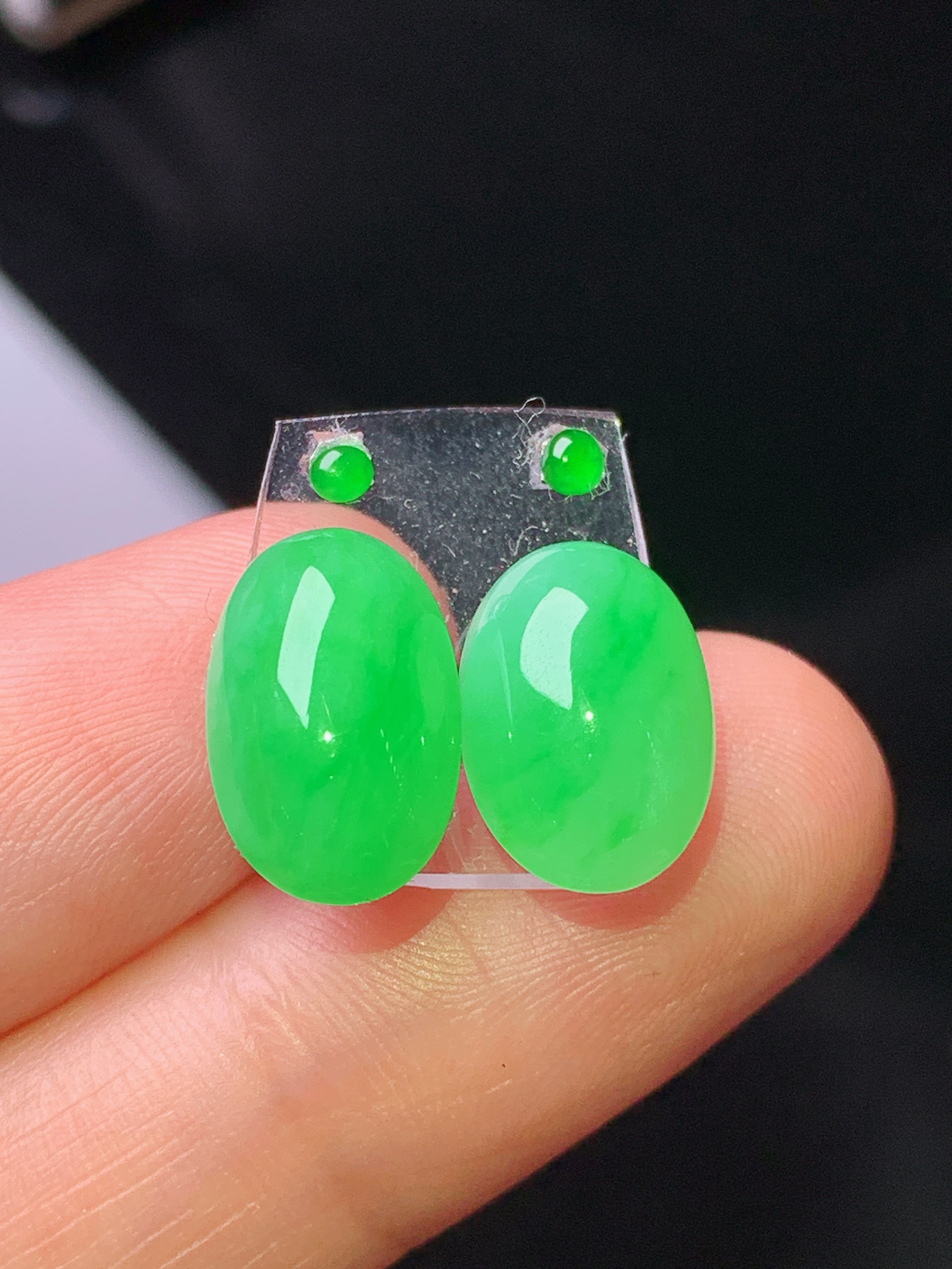 镶嵌款 阳绿蛋面一对 玉质细腻 色泽艳丽清新 水润亮眼 整体尺寸13*8*5 2x