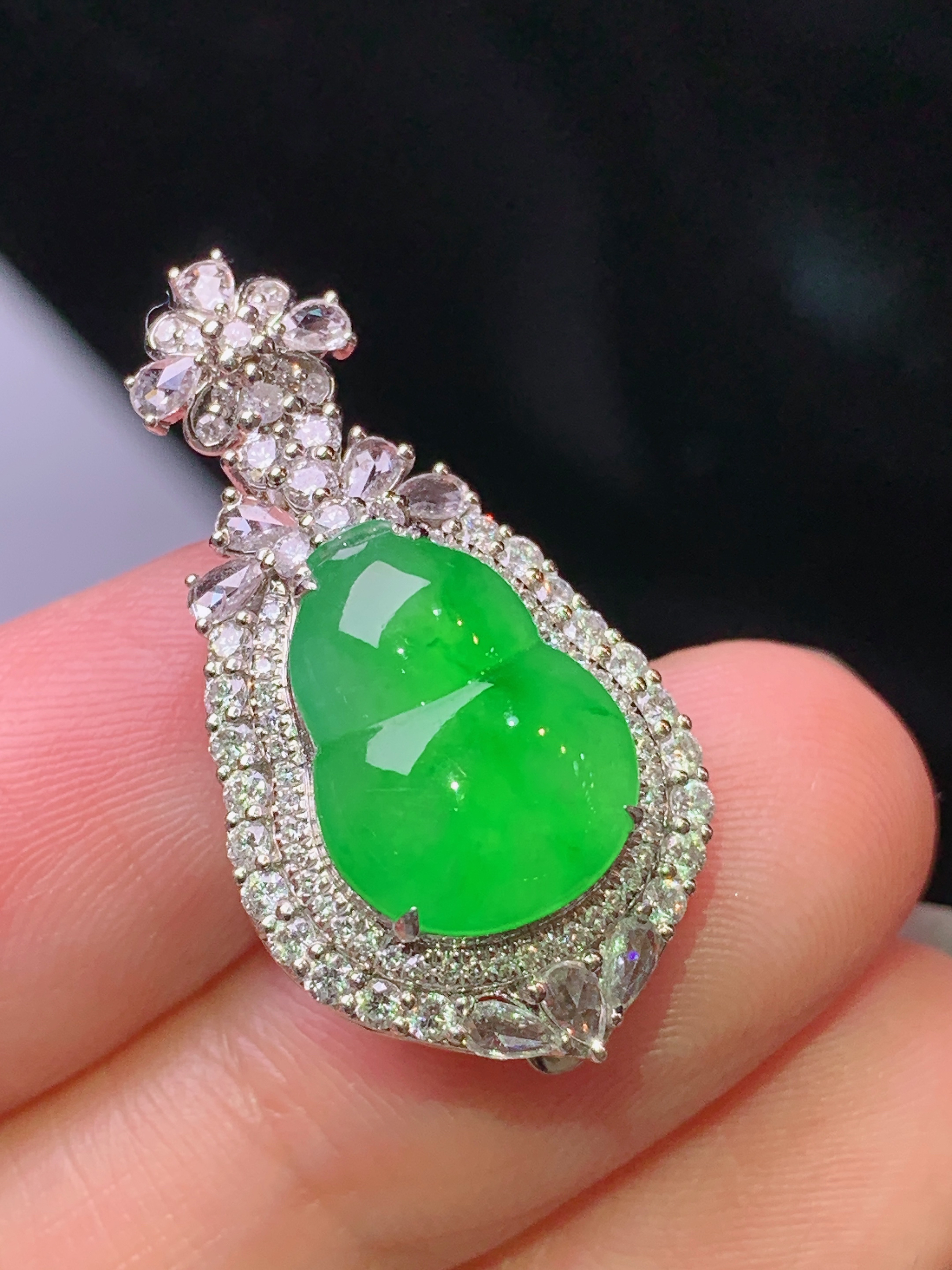 18k金钻镶嵌冰阳绿葫芦吊坠 玉质细腻 色泽艳丽清新 水润亮眼 整体尺寸28.2*14.7*10 h
