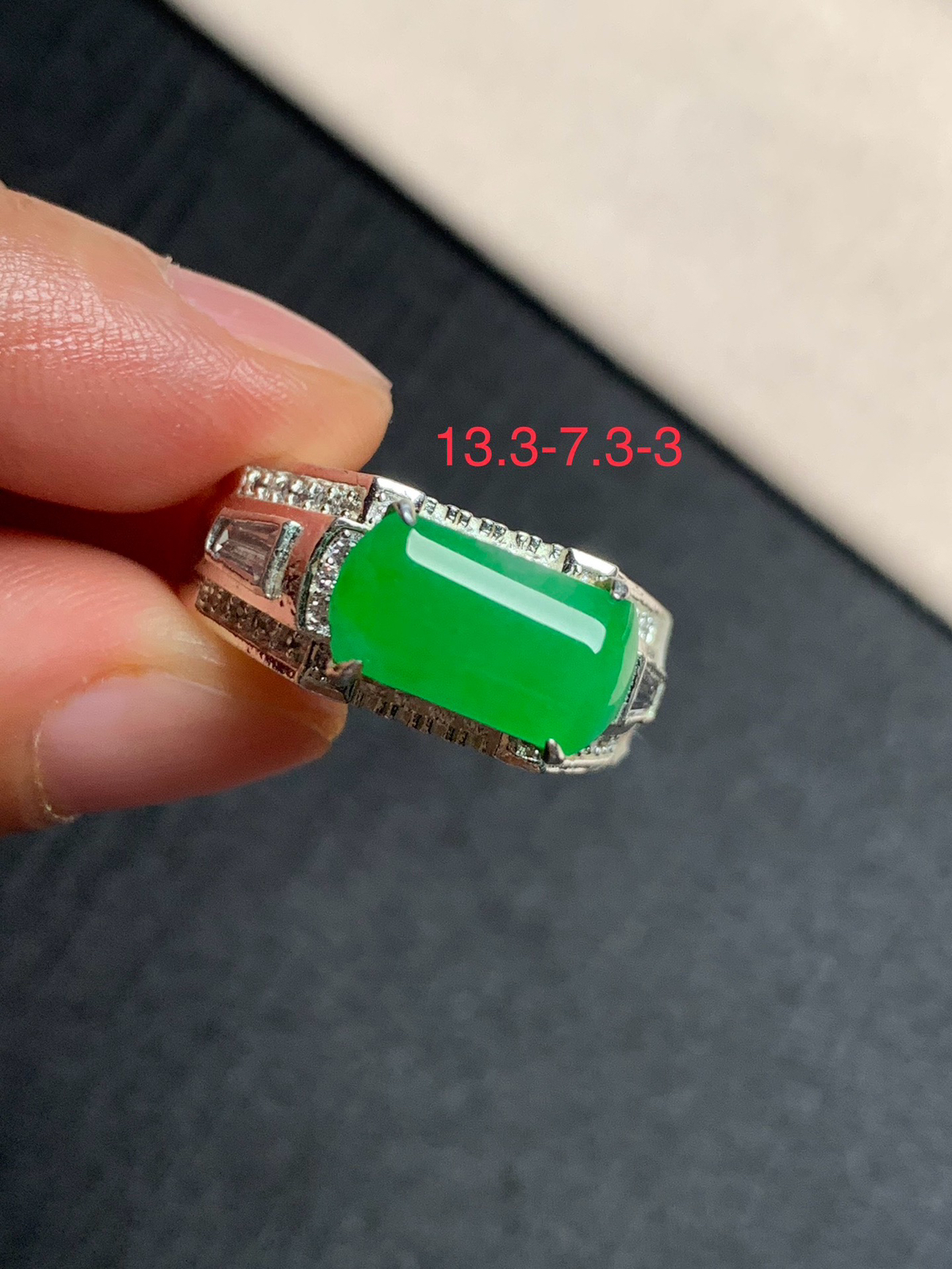 冰阳绿马鞍戒面
无纹裂，种好色好品相好，色泽艳丽纯正，老坑种质地细腻冰透水灵