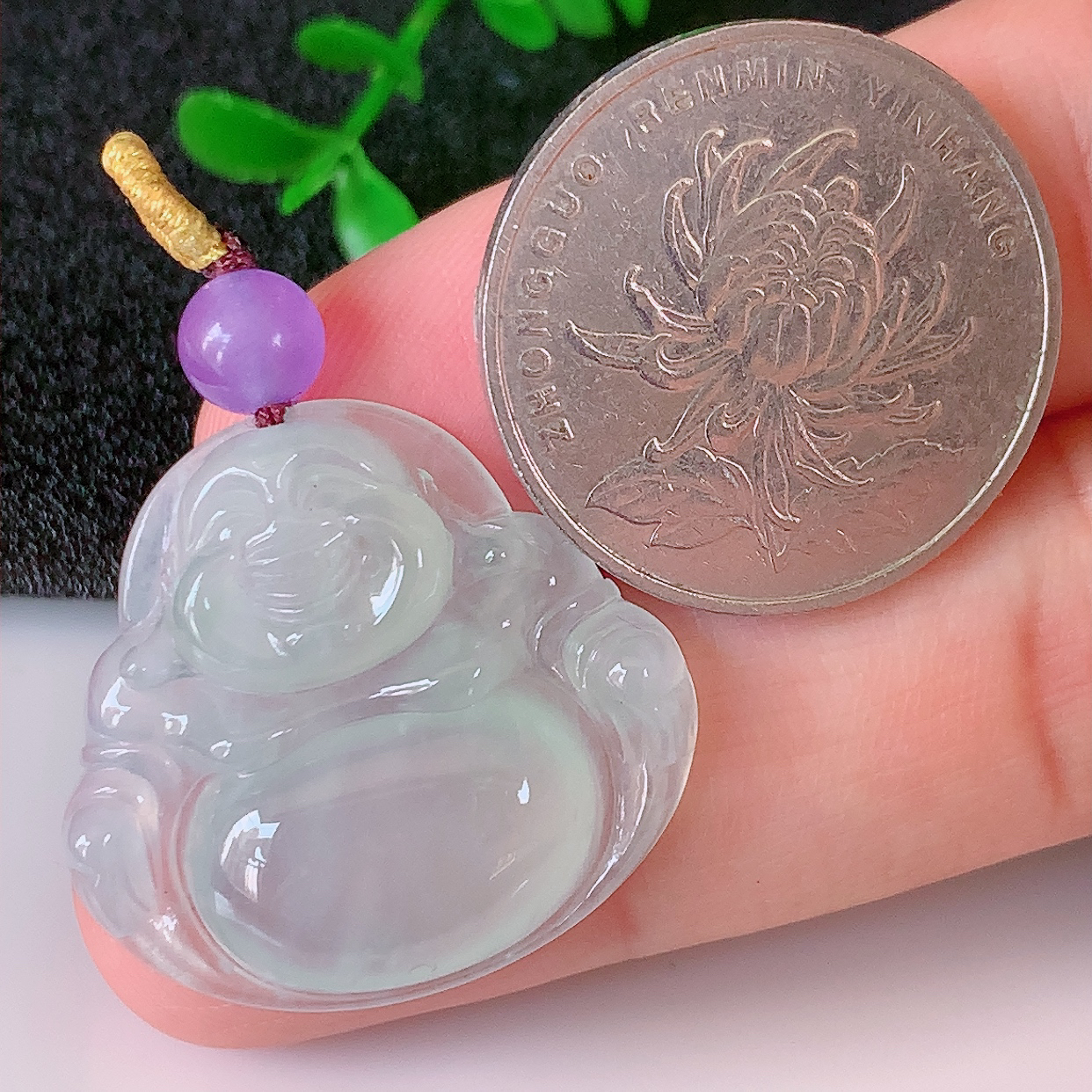 自然光实拍，冰种佛公翡翠吊坠，饱满， 种水上乘，晶莹剔透，起强玻璃光泽。佛公亦保平安，寓意有福（佛公）相伴，品相佳， 配戴优雅迷人！#50尺寸 27.5*25.5*5.8