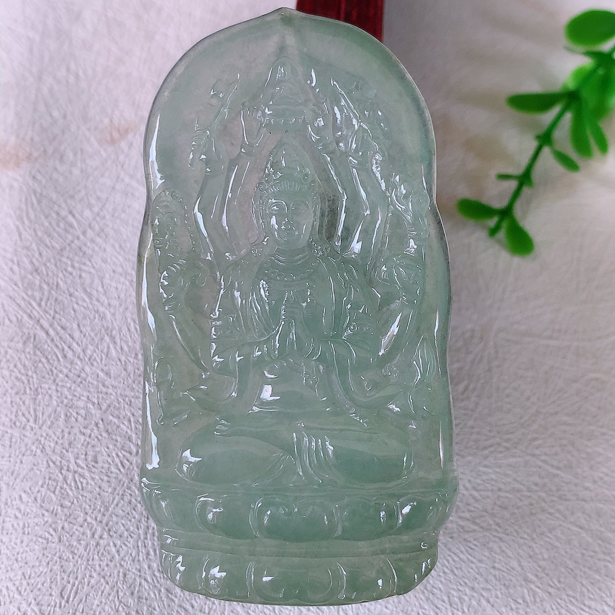 自然光实拍，冰种翡翠千手观音菩萨吊坠，赐福翡翠观音，冰透，观音庇佑守护 ， 送礼或自留佳选！#50尺