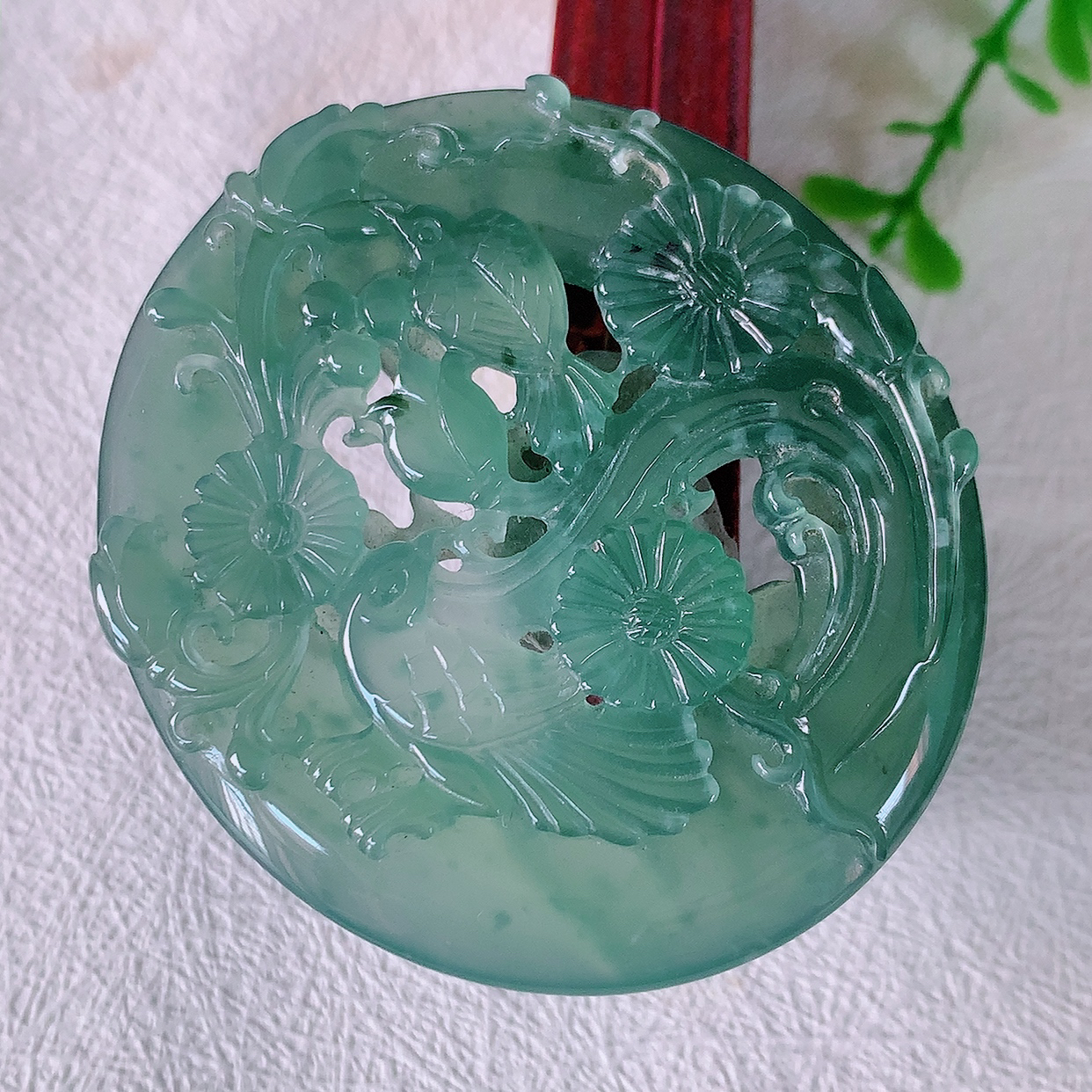 自然光实拍，翡翠喜上眉梢吊坠，时人之家，闻鹊声皆以为喜，故谓喜鹊报喜。”题材有喜上眉梢，双喜临门，花开富贵的美好意义。 性价比超值！#50尺寸55.5*49*6.6