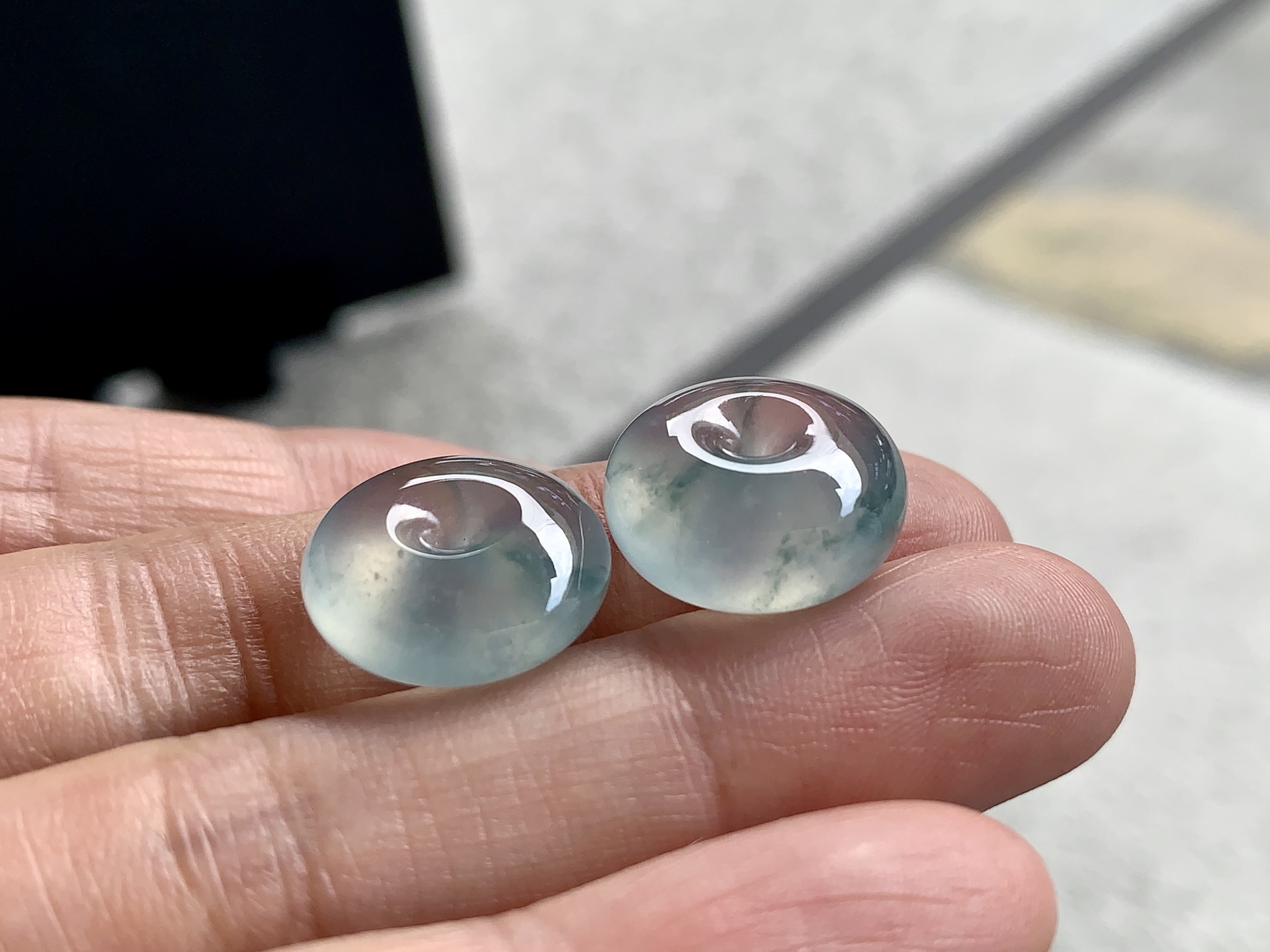 飘彩平安扣一对，玉质冰润细腻，尺寸14.9×6 / 15.3×7.7