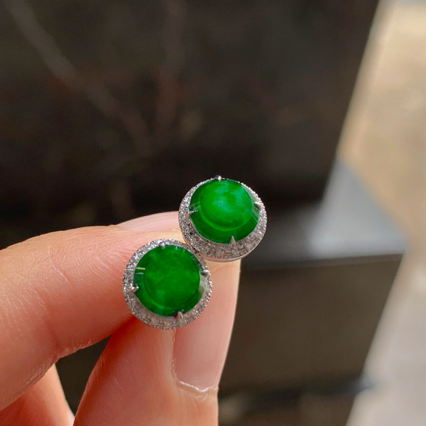 金钻镶嵌辣绿色耳钉^_^鲜艳