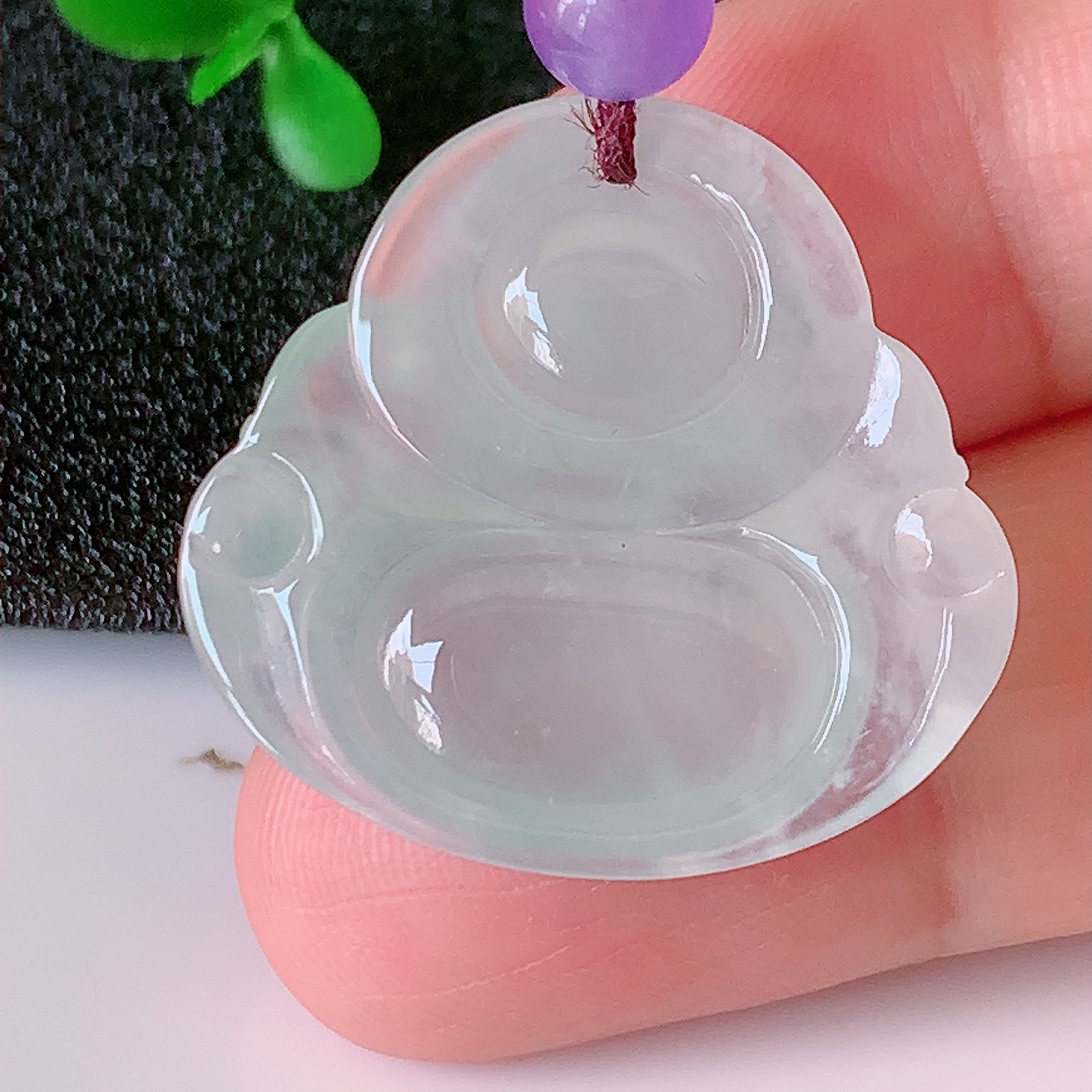 自然光实拍，冰种佛公翡翠吊坠，饱满， 种水上乘，晶莹剔透，起强玻璃光泽。佛公亦保平安，寓意有福（佛公）相伴，品相佳， 配戴优雅迷人！#50尺寸 27.5*25.5*5.8