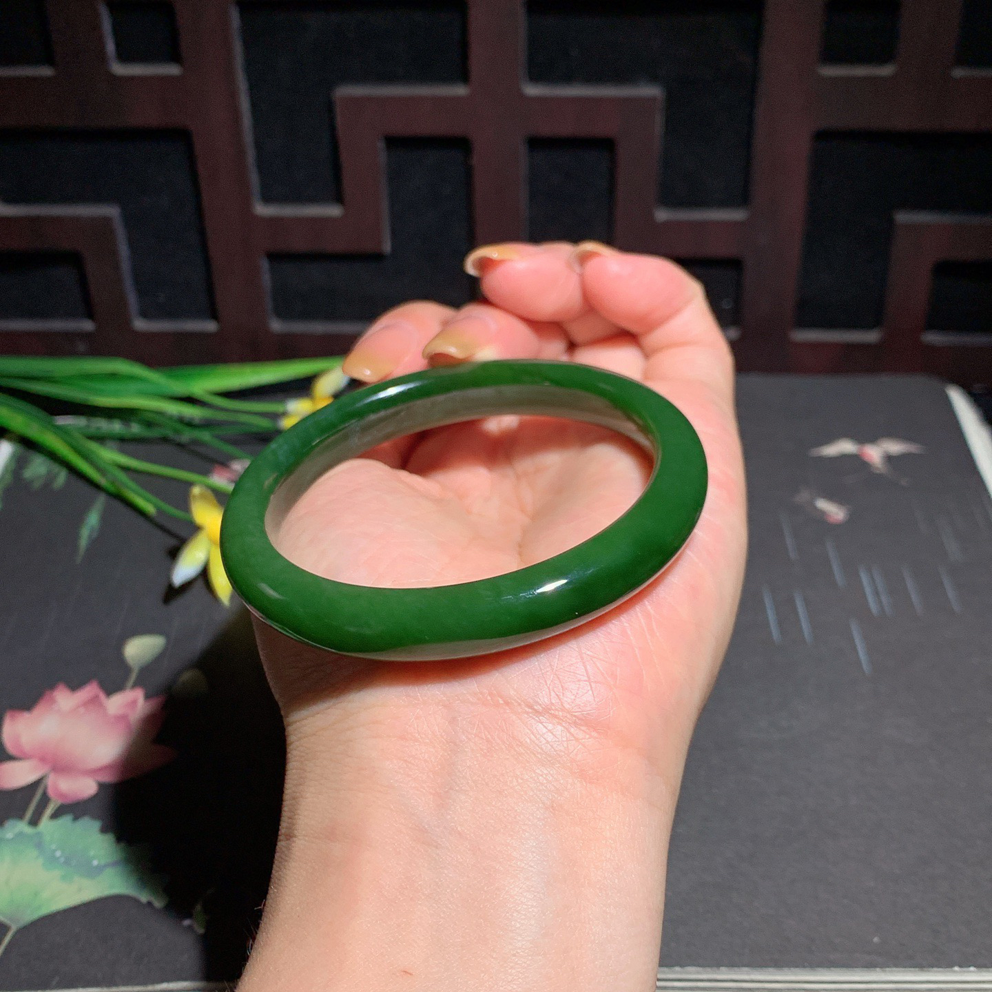 土豪款，和田玉57圈口菠菜绿碧玉手镯！玉质细腻油润 底色纯净 无裂无杂 脂粉好，品质高。
