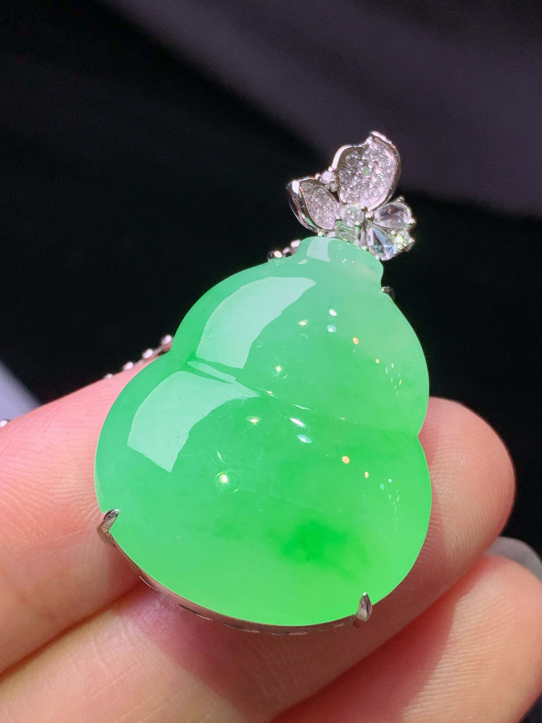18k金钻镶嵌阳绿葫芦吊坠 玉质细腻 色泽艳丽清新 水润亮眼 整体尺寸35*21.5*10.2 f1