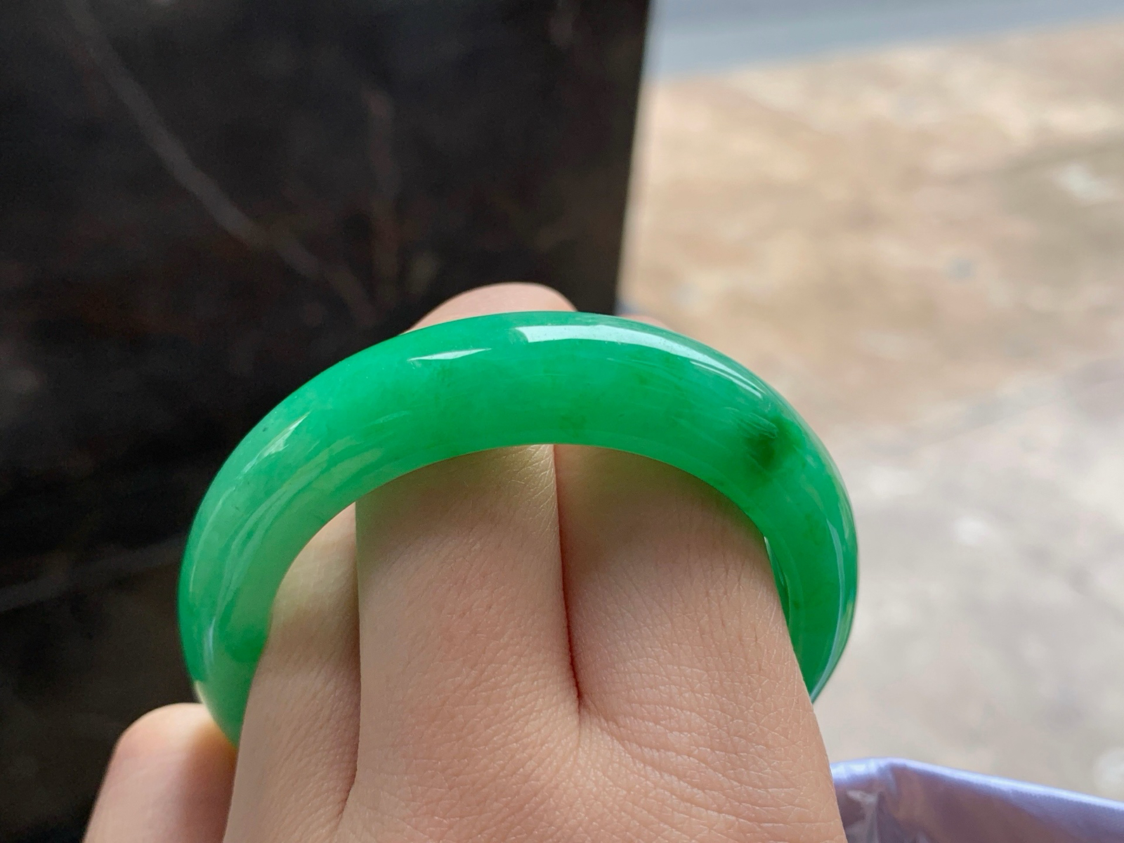 54-11.4-8.2
浓绿色贵妃手镯^_^鲜艳 正圈51可以带