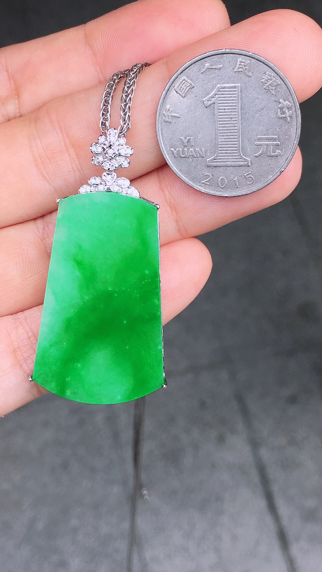 阳绿无事牌吊坠，色泽艳丽，玉质细腻，荧光感超
强，饱满圆润，简单大方，尽显优雅气质，18k
金豪华镶嵌