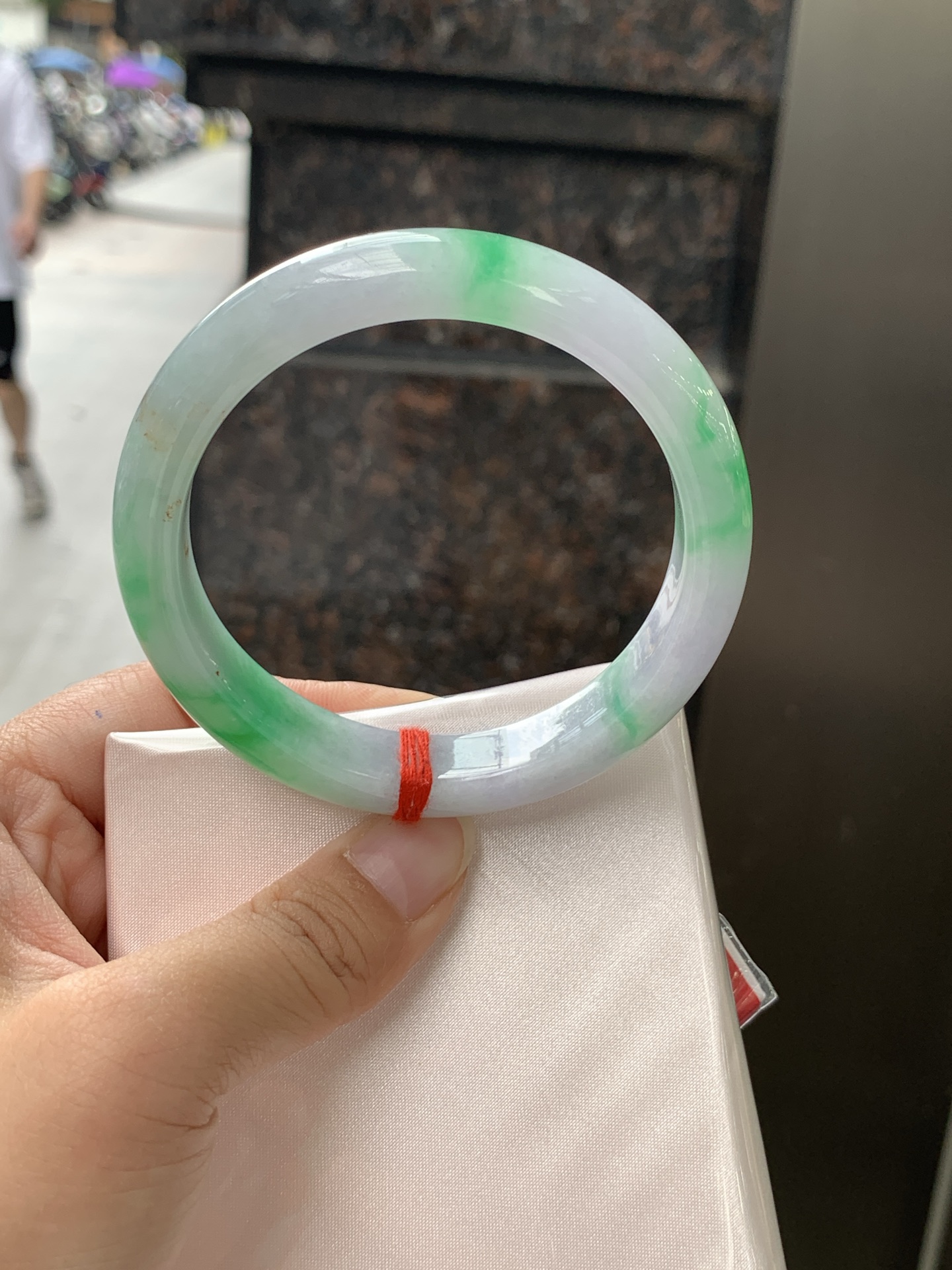 春彩正圈 57.9-11.3-8 0530-N851 打灯细纹，几抹阳绿灵动分布，紫绿双彩，色泽明艳