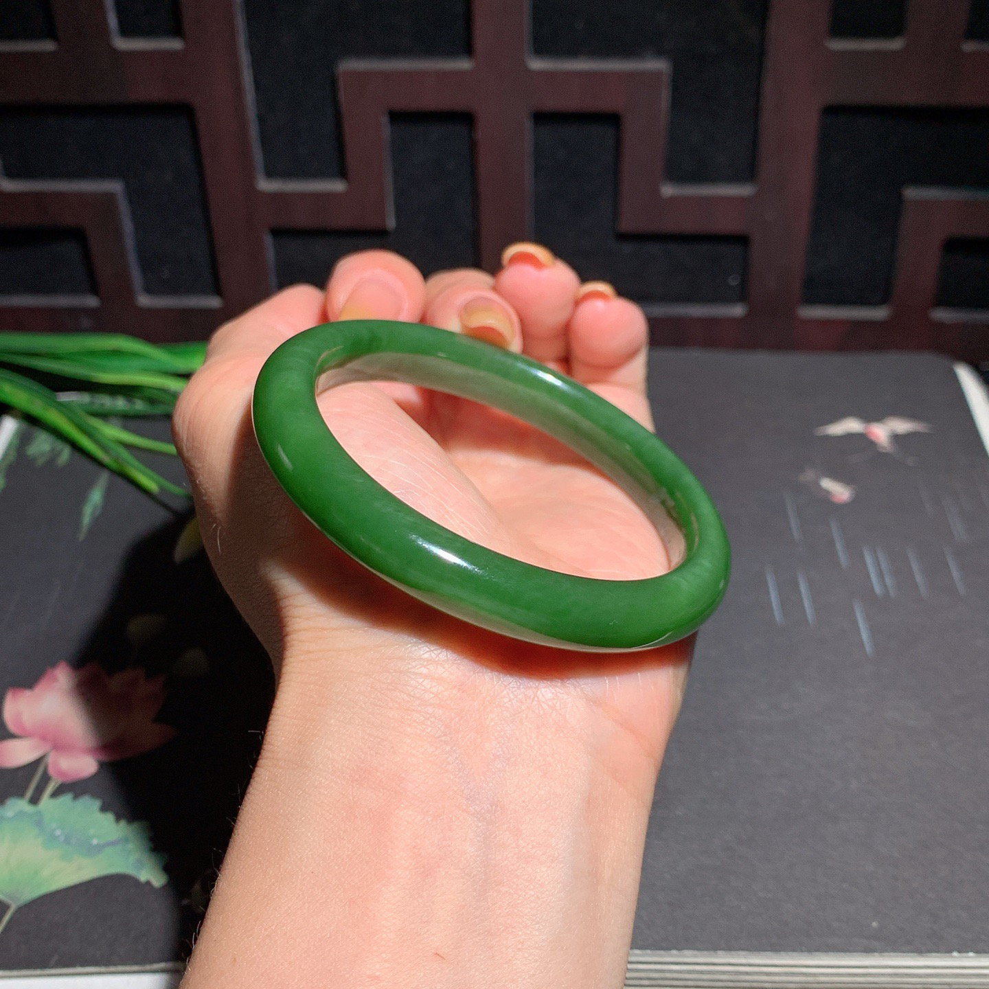 土豪款，和田玉57圈口菠菜绿碧玉手镯！玉质细腻油润 底色纯净 无裂无杂 脂粉好，品质高。