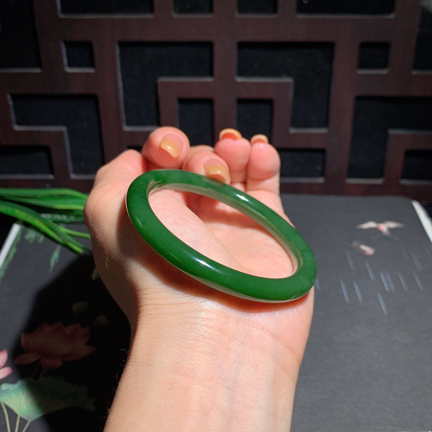 和田玉54.5圈口菠菜绿圆条碧玉手镯！玉质细腻油润 底色纯净无纹裂 脂粉好，品质高。