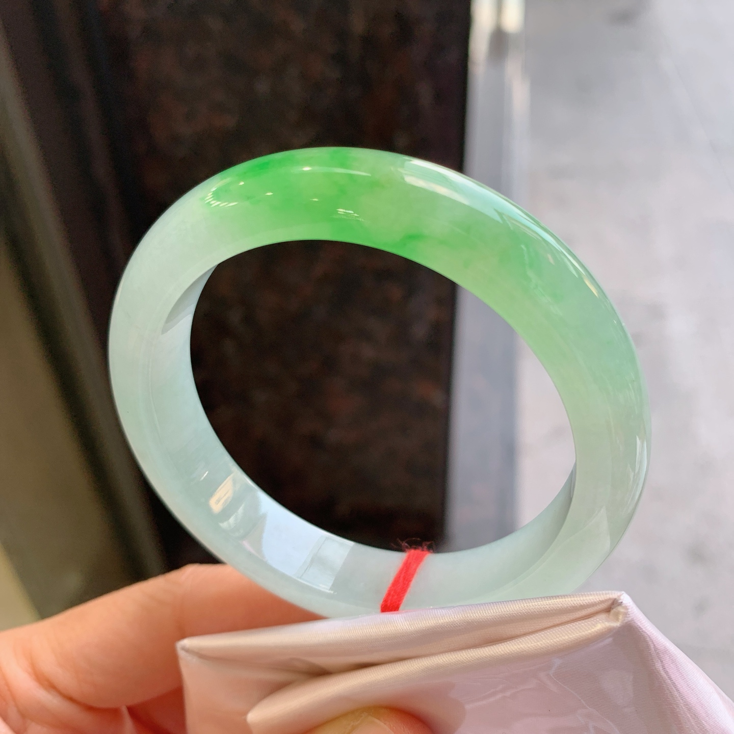 正圈冰黄翡飘绿 无裂 尺寸：55.6/11.5/8 特色料子