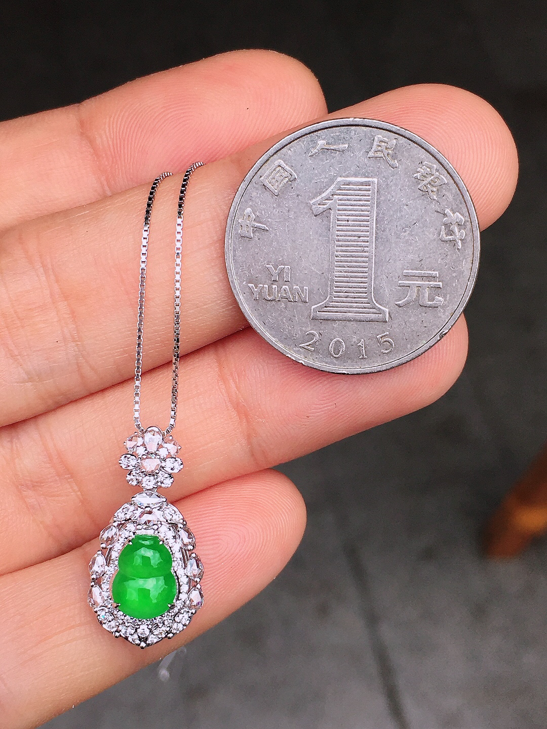 阳绿葫芦吊坠，色泽均匀艳丽，玉质细腻，荧光感超
强，饱满圆润，简单大方，尽显优雅气质，18k
金豪华镶嵌