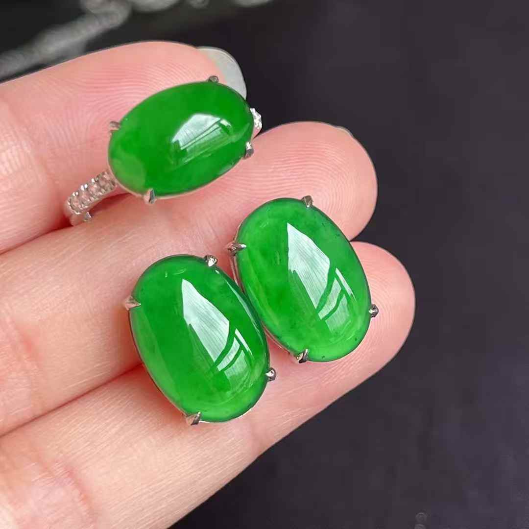 精美套装 满色辣绿蛋面戒指蛋面耳钉 品质杠杠滴 无裂，一套