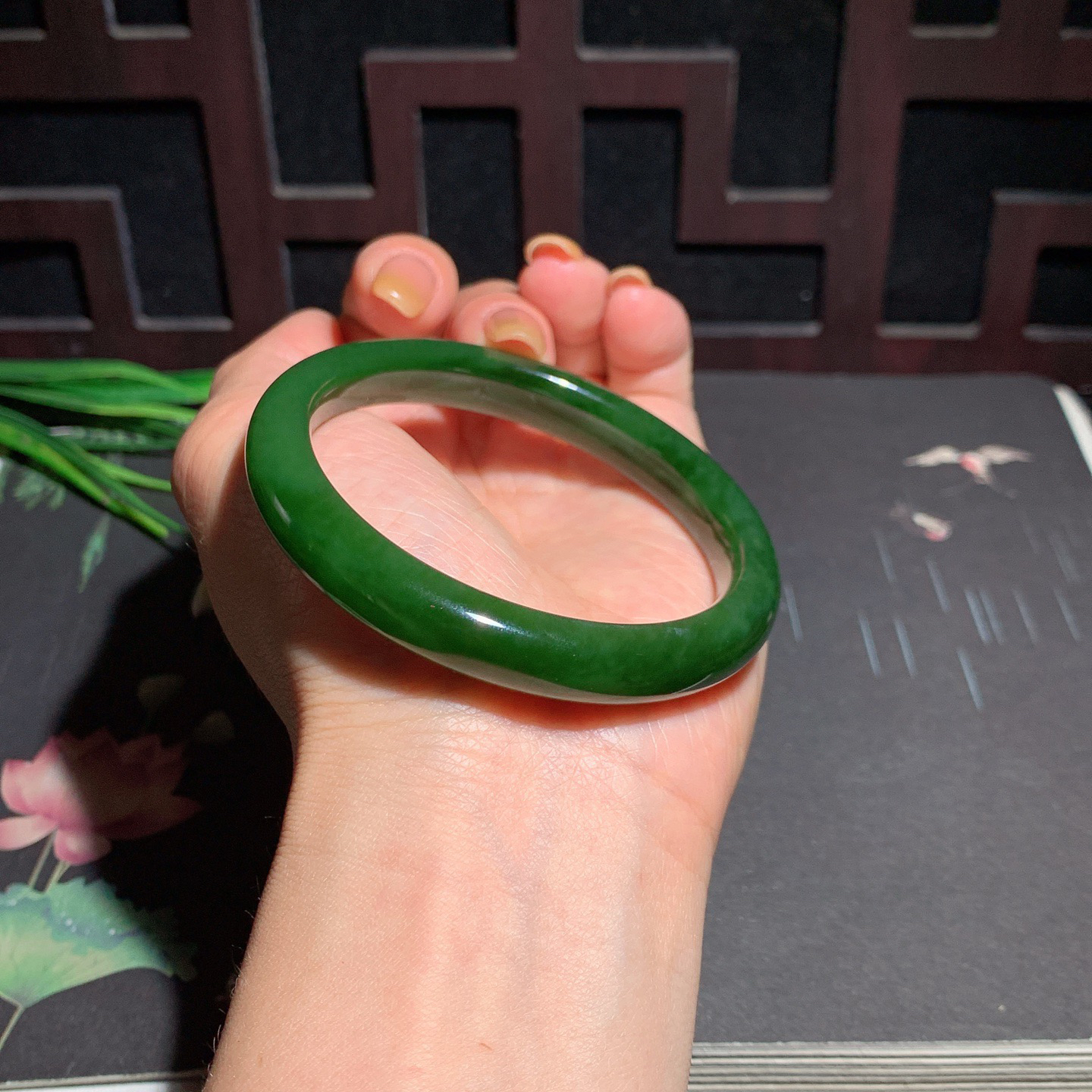 土豪款，和田玉57圈口菠菜绿碧玉手镯！玉质细腻油润 底色纯净 无裂无杂 脂粉好，品质高。
