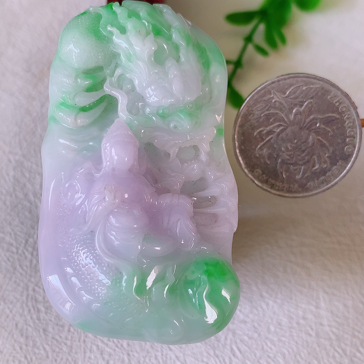 自然光实拍，冰润春带彩翡翠祥龙观音菩萨吊坠，赐福观音，玉润细腻，慈祥端庄！#50尺寸61.5*34.5*18
