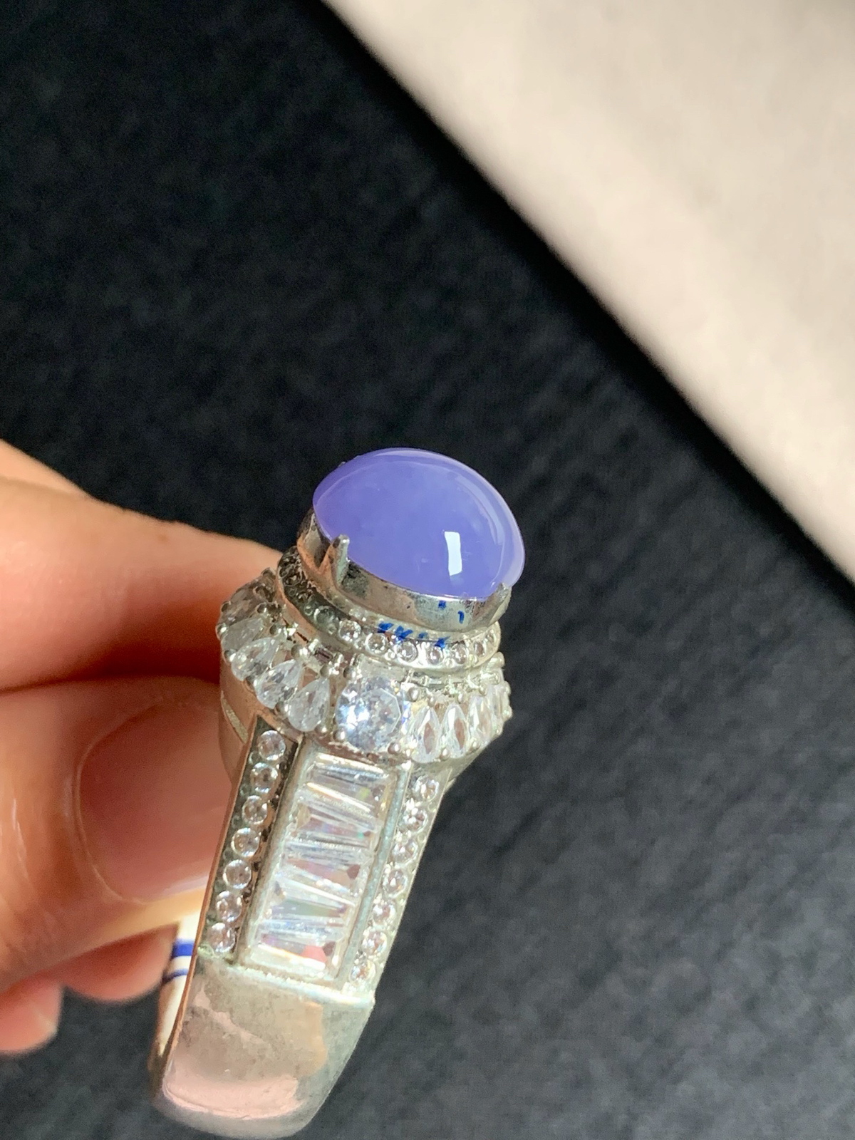 冰种紫罗兰馒头戒面
无纹裂，种好色美品相好，色泽浓郁艳丽，质地细腻水灵饱满圆润