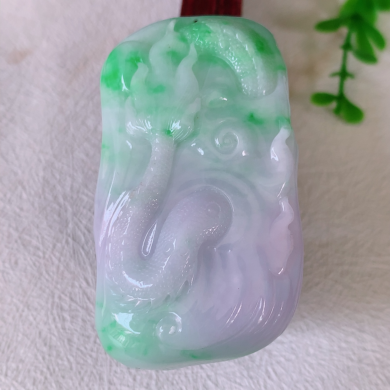 自然光实拍，冰润春带彩翡翠祥龙观音菩萨吊坠，赐福观音，玉润细腻，慈祥端庄！#50尺寸61.5*34.5*18