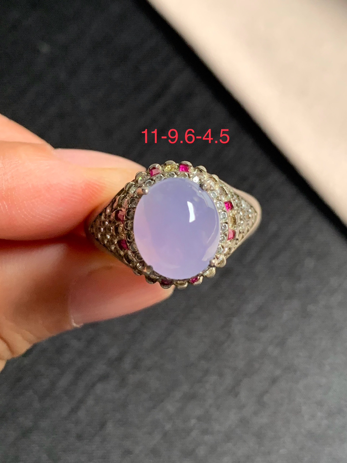 冰种紫罗兰馒头戒面
无纹裂，种好色美品相好，色泽浓郁艳丽，老坑种质地细腻水灵饱满