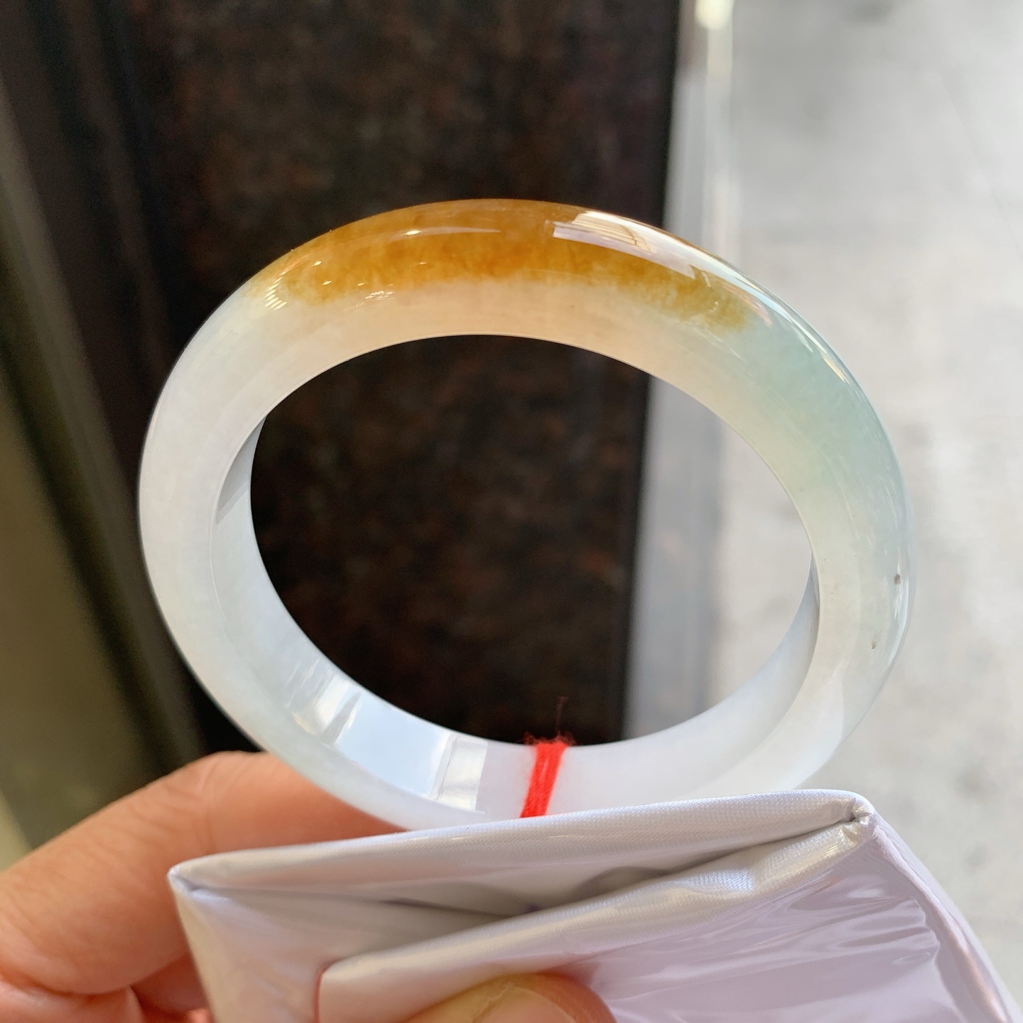 正圈冰黄翡 有两颗美人痣 尺寸：54/10.8/8 冰润